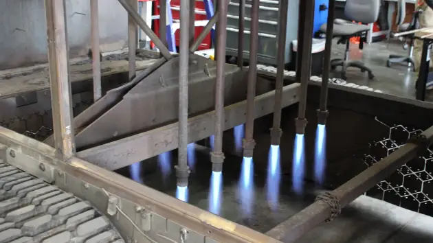 B&ecirc;n trong c&aacute;c buồng đốt BurnBot RX. Ảnh: Lora Kolodny.