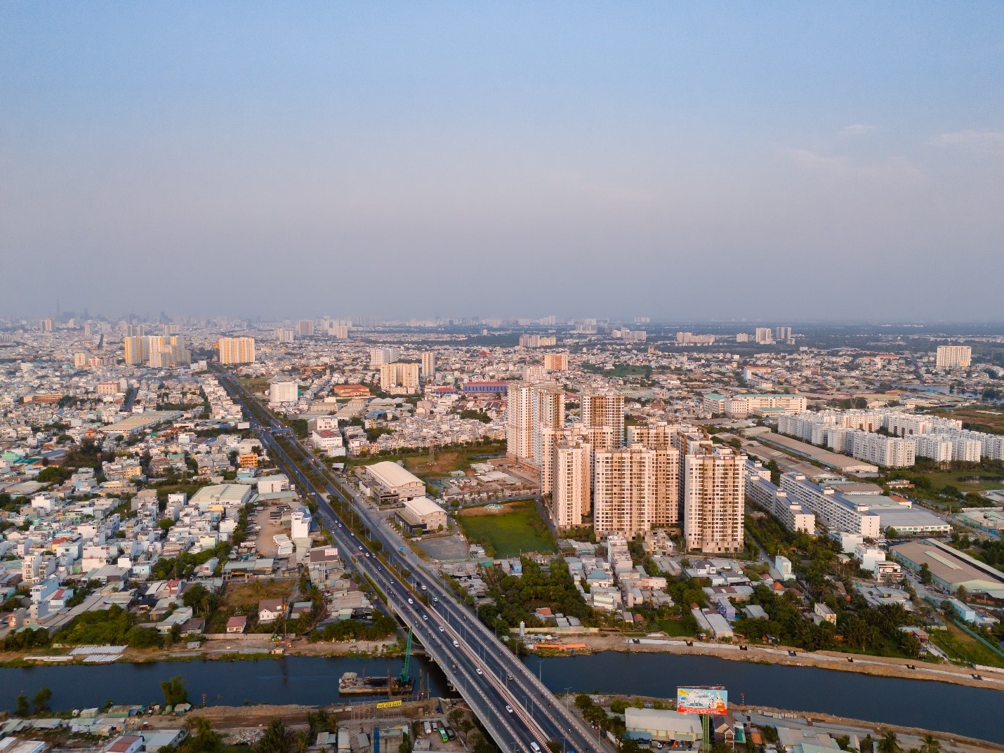 Akari City tọa lạc trên mặt tiền đại lộ Võ Văn Kiệt.