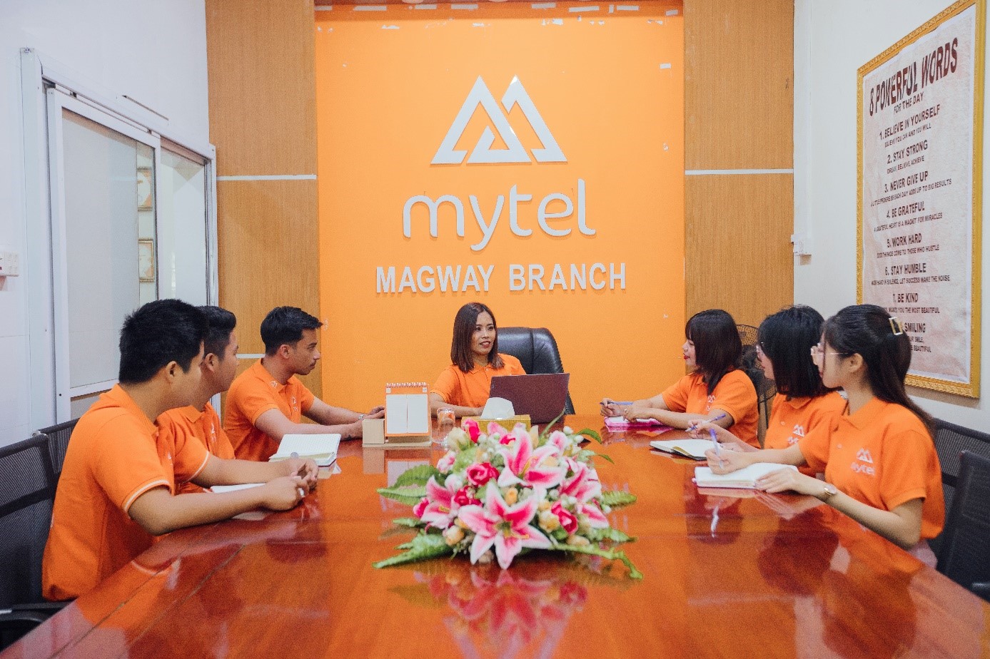 Chị Hnin Thandar Aung (Ngồi giữa) c&ugrave;ng đội ngũ nh&acirc;n vi&ecirc;n của Chi nh&aacute;nh Magway, C&ocirc;ng ty Viettel Myanmar.