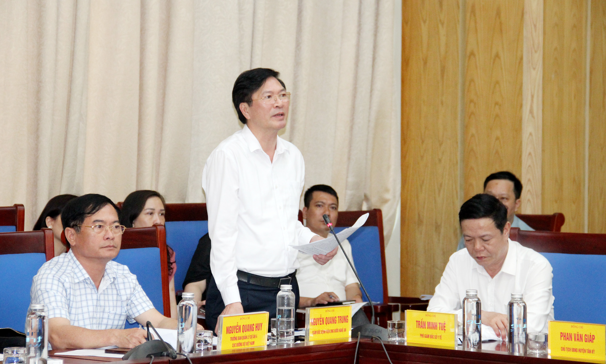Giám đốc Bệnh viện Ung bướu Nghệ An Nguyễn Quang Trung báo cáo tiến độ dự án xây dựng Bệnh viện giai đoạn 2