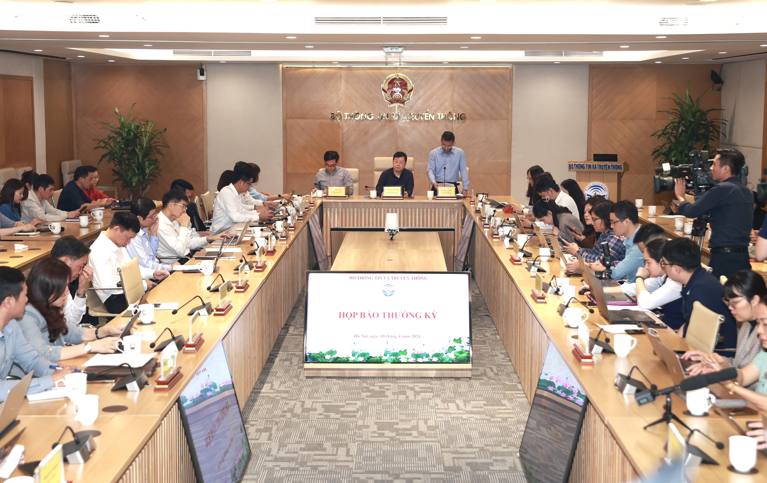 Thứ trưởng Bộ Th&ocirc;ng tin v&agrave; Truy&ecirc;n th&ocirc;ng Nguyễn Thanh L&acirc;m chủ tr&igrave; buổi Họp b&aacute;o