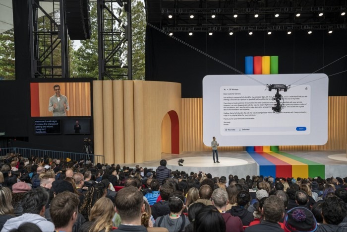 Một số nhân viên Google đổ lỗi cho vai trò dẫn đầu thị trường tìm kiếm của Google, vì thế các lỗi của công ty thu hút sự chú ý quá mức.