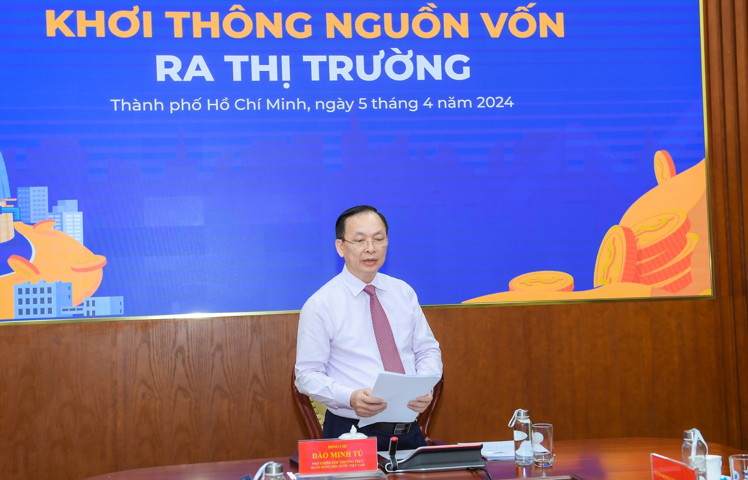 Ph&oacute; Thống đốc Thường trực Ng&acirc;n h&agrave;ng Nh&agrave; nước Đ&agrave;o Minh T&uacute; ph&aacute;t biểu tại hội nghị.