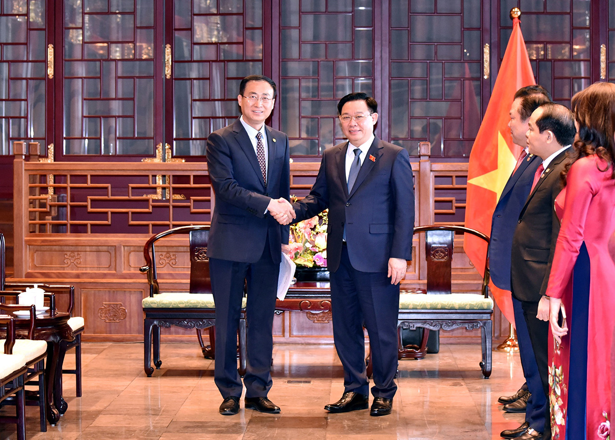Chủ tịch Quốc hội Vương Đình Huệ với Phó Chủ tịch Tập đoàn Năng lượng Trung Quốc (Energy China) kiêm Chủ tịch Tập đoàn Năng lượng quốc tế Trung Quốc (China International Energy Group) Lã Trạch Tường. Ảnh: TTXVN