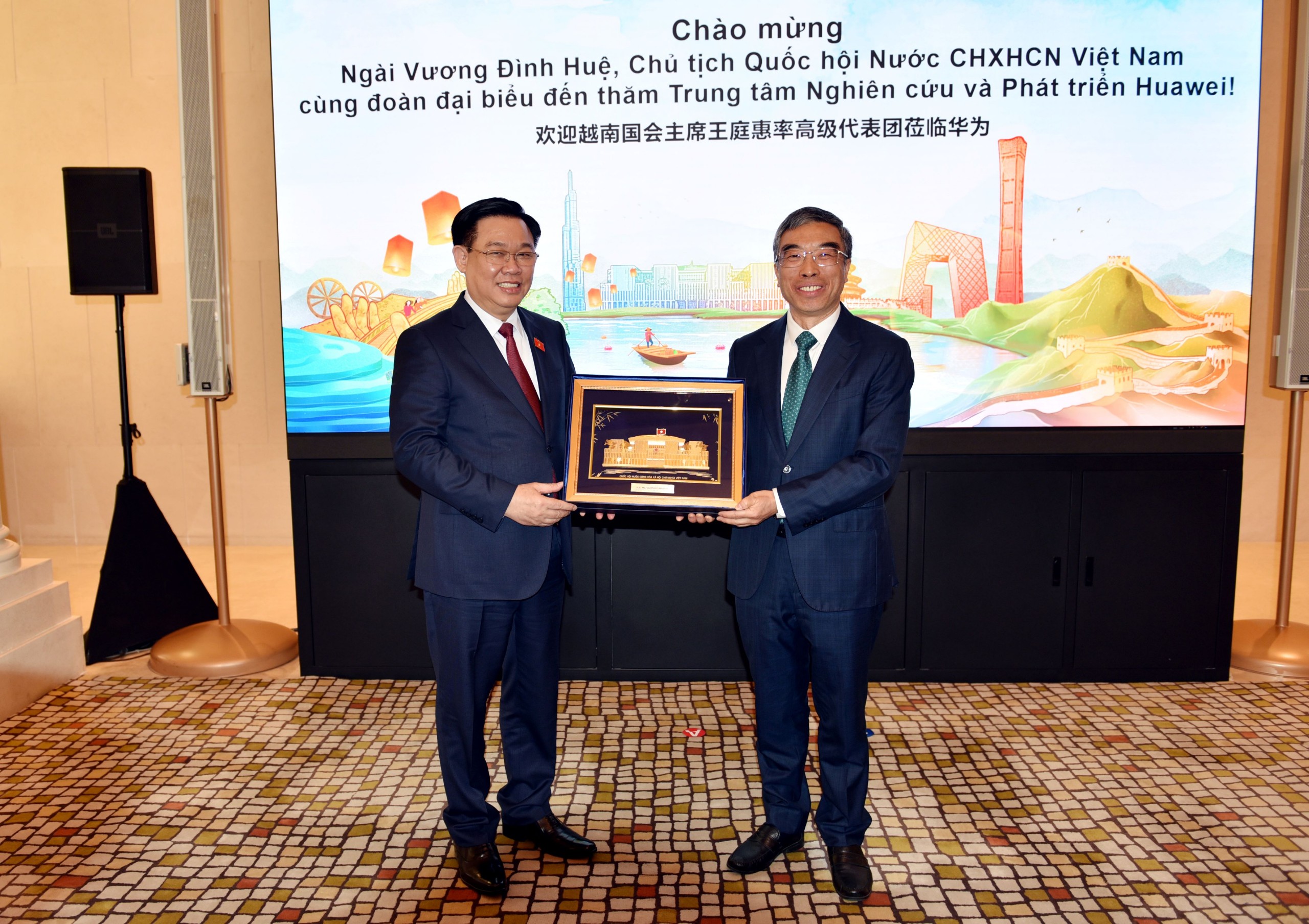 Chủ tịch Qu&ocirc;́c h&ocirc;̣i Vương Đình Hu&ecirc;̣ tặng quà lưu ni&ecirc;̣m cho T&acirc;̣p đoàn Huawei.&nbsp;Ảnh: Q.Chi