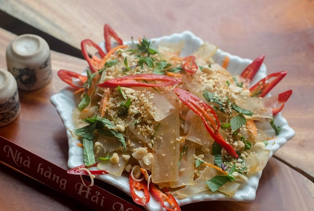 Sự h&ograve;a quyện của da tr&acirc;u v&agrave; c&aacute;c loại gia vị tạo n&ecirc;n một m&oacute;n ăn v&ocirc; c&ugrave;ng đặc sắc.