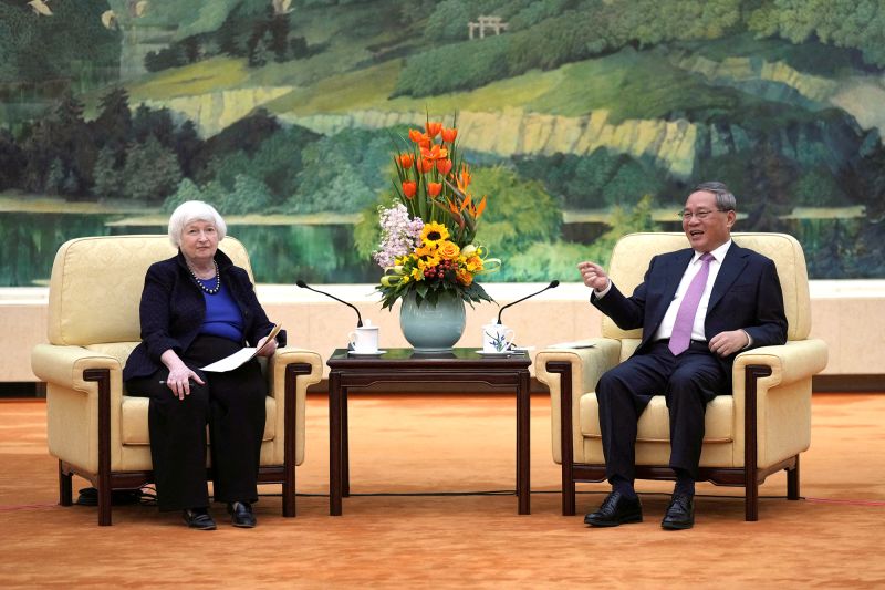 Bộ trưởng Tài chính Mỹ Janet Yellen và Thủ tướng Trung Quốc Lý Cường tại Đại lễ đường Nhân dân ở Bắc Kinh, Trung Quốc ngày 7/4/2024 - Ảnh: Reuters