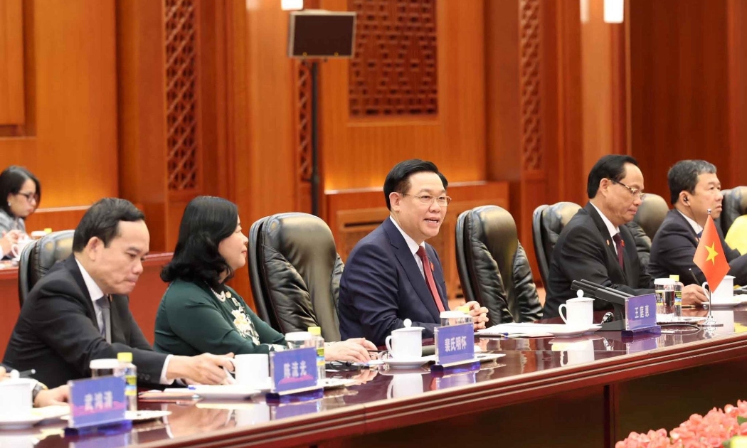 Chủ tịch Quốc hội Vương Đình Huệ cùng các đại biểu Việt Nam tại cuộc hội đàm. Ảnh: Quốc hội