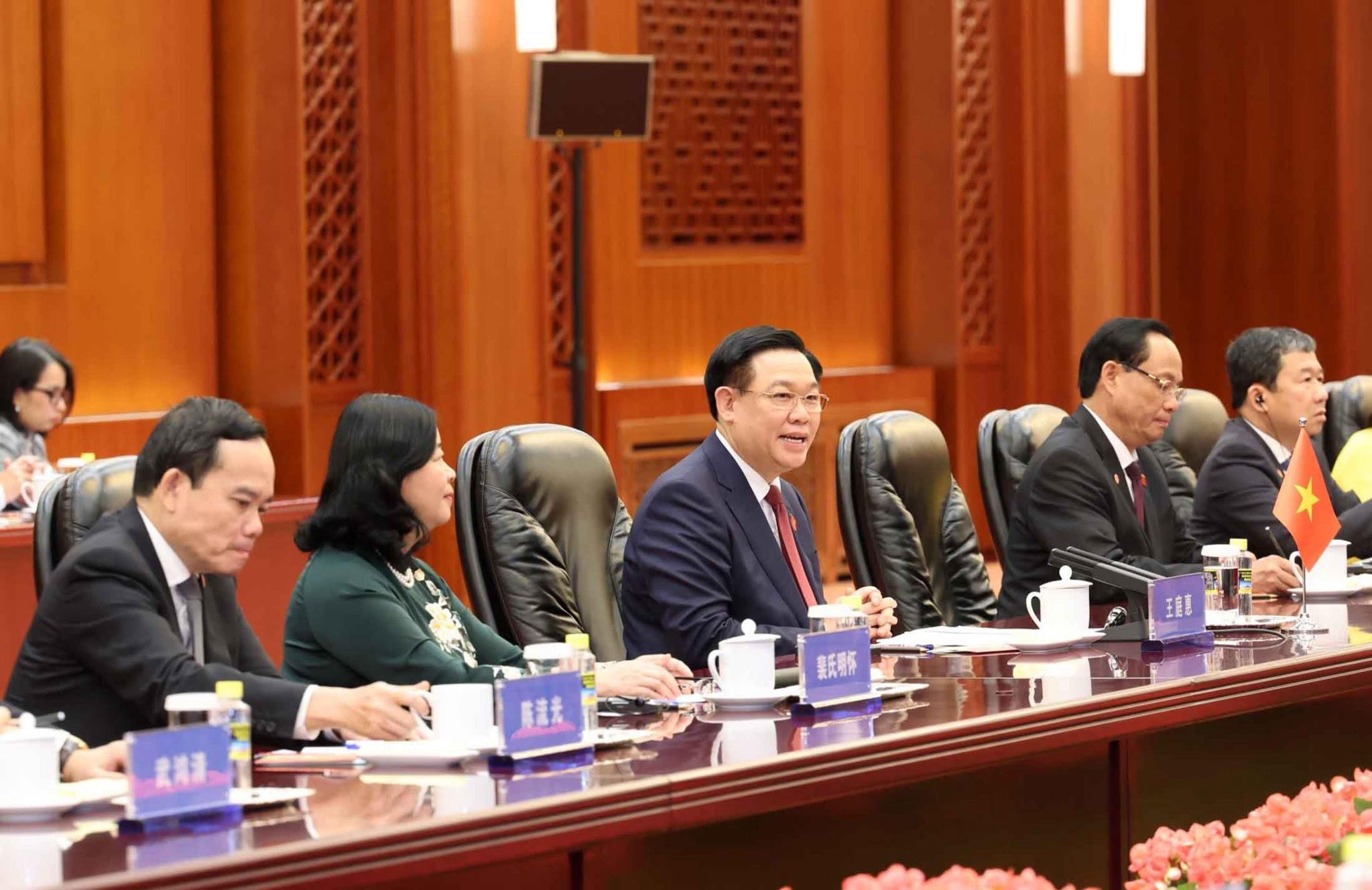 Chủ tịch Quốc hội Vương Đình Huệ cùng các đại biểu Việt Nam tại cuộc hội đàm. Ảnh: Quốc hội