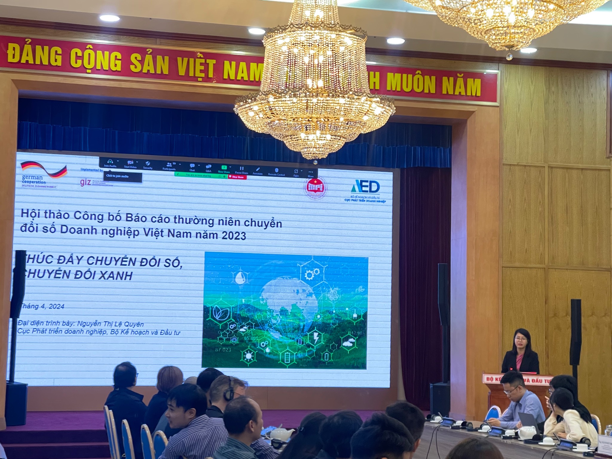 Bà Nguyễn Thị Lệ Quyên – Đại diện Văn phòng Chuyển đổi số, Cục Phát triển Doanh nghiệp, Bộ Kế Hoạch và Đầu Tư trình bày báo cáo.