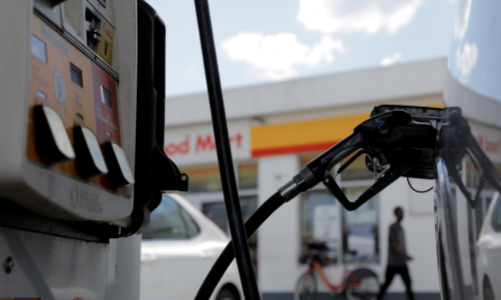 Giá xăng dầu tăng mạnh đe doạ kinh tế Mỹ