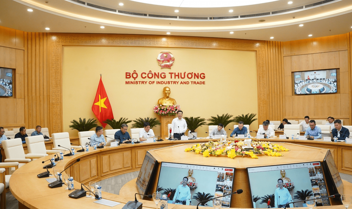 Bộ trưởng Nguyễn Hồng Di&ecirc;n chủ tr&igrave; cuộc họp giao ban kiểm điểm tiến độ v&agrave; t&igrave;nh h&igrave;nh thực hiện c&aacute;c dự &aacute;n Đường d&acirc;y 500kV mạch 3.