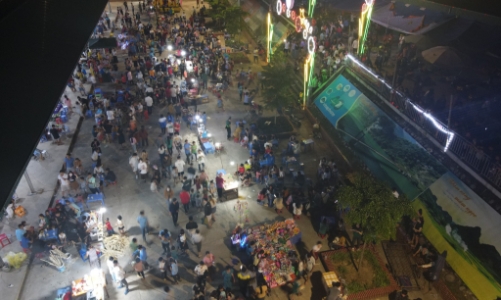 Xem livestream bán hàng và nếm ẩm thực Điện Biên tại chợ đêm Tủa Chùa