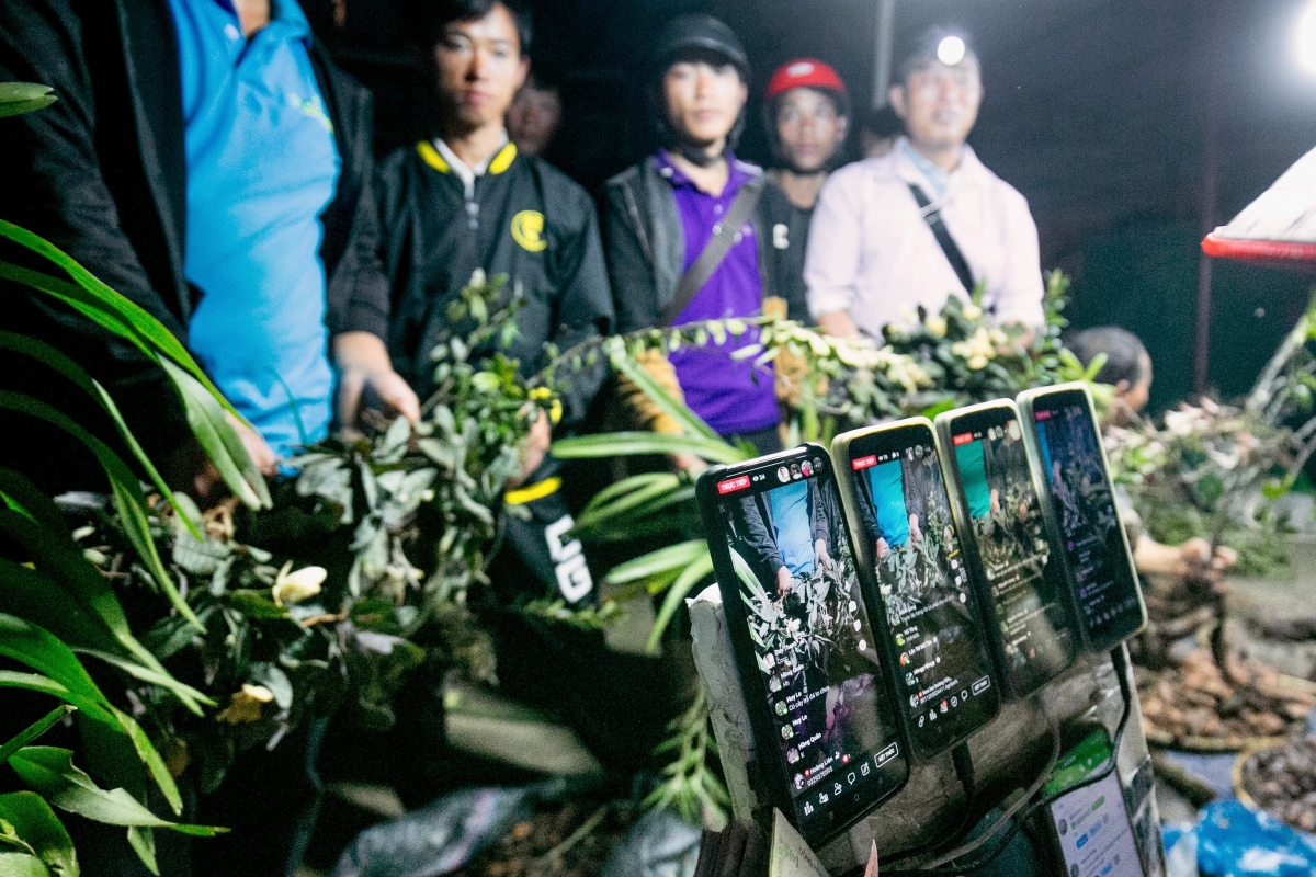 Chợ đ&ecirc;m Tủa Ch&ugrave;a&nbsp;cũng l&agrave; phi&ecirc;n chợ sử dụng c&ocirc;ng nghệ để bu&ocirc;n b&aacute;n nhiều nhất.