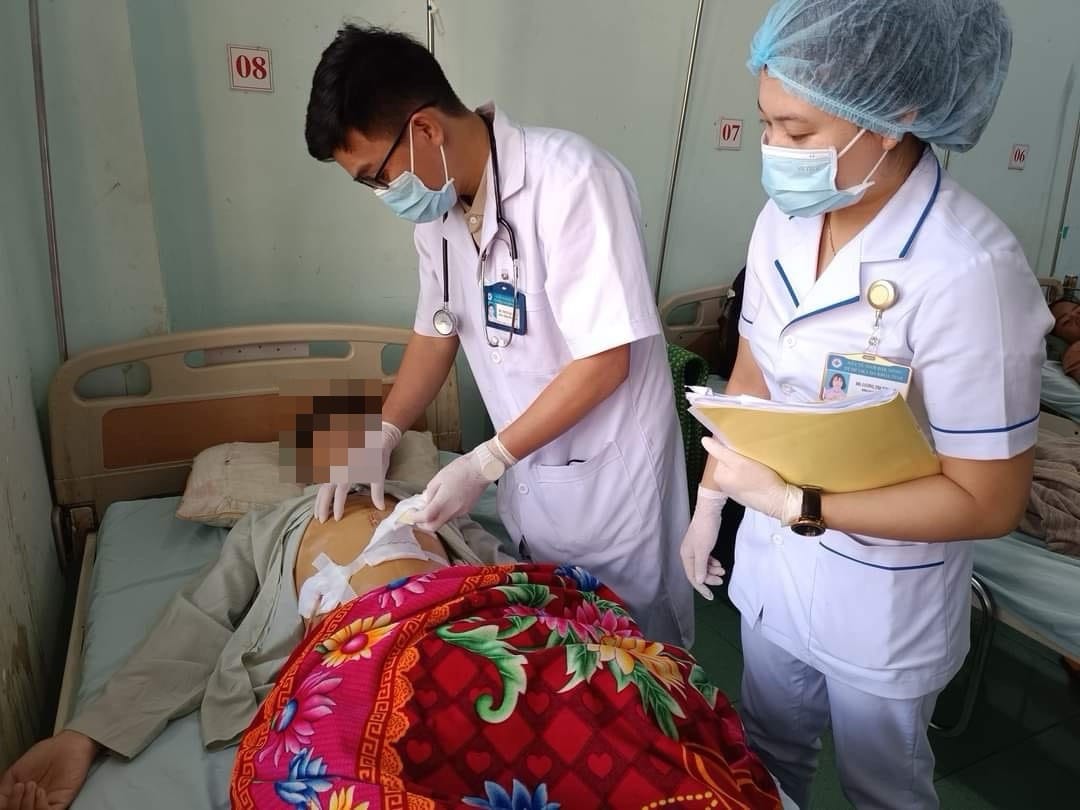 B&aacute;c sỹ thăm kh&aacute;m cho bệnh nh&acirc;n. Ảnh: Phương Thảo.