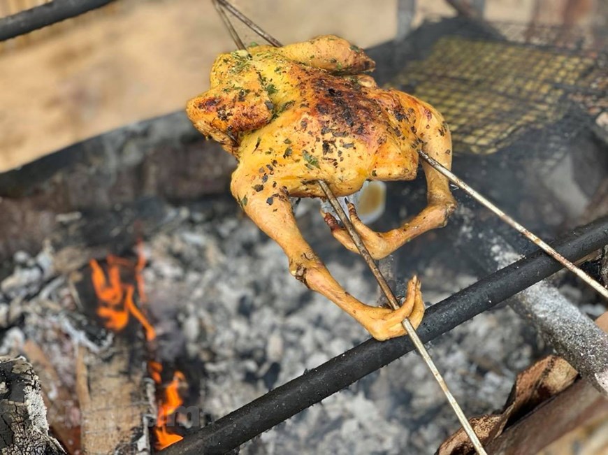 Ngay tại vị tr&iacute; trung t&acirc;m của chợ đ&ecirc;m l&agrave; gian h&agrave;ng ẩm thực với h&agrave;ng chục h&agrave;ng qu&aacute;n, phục vụ rất nhiều m&oacute;n ăn truyền thống Điện Bi&ecirc;n.