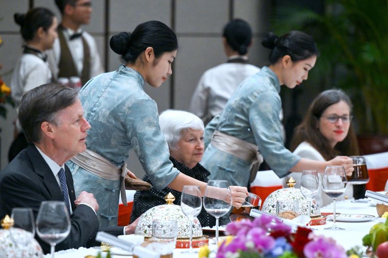 Bộ trưởng Tài chính Mỹ Janet Yellen và Đại sứ Mỹ tại Trung Quốc Nicholas Burns trong tiệc tối do Phó Thủ tướng Trung Quốc Hà Lập Phong chủ trì tại thành phố Quảng Châu ngày 5/4 - Ảnh: Getty Images