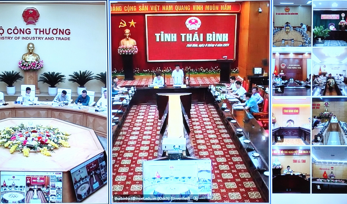 Cuộc họp giao ban kiểm điểm tiến độ và tình hình thực hiện các dự án Đường dây 500kV mạch 3 thực hiện theo hình thức trực tiếp kết hợp với trực tuyến.