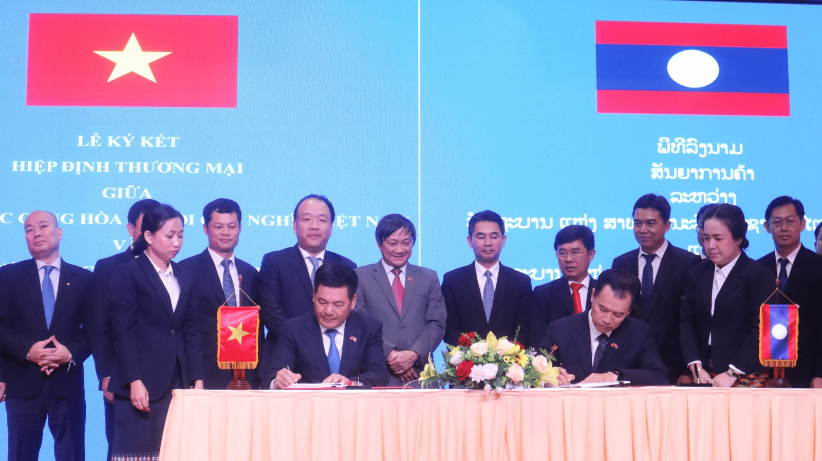 Bộ trưởng Nguyễn Hồng Diên và Bộ trưởng Malaithong Kommasith chính thức ký kết Hiệp định Thương mại Việt Nam-Lào mới.