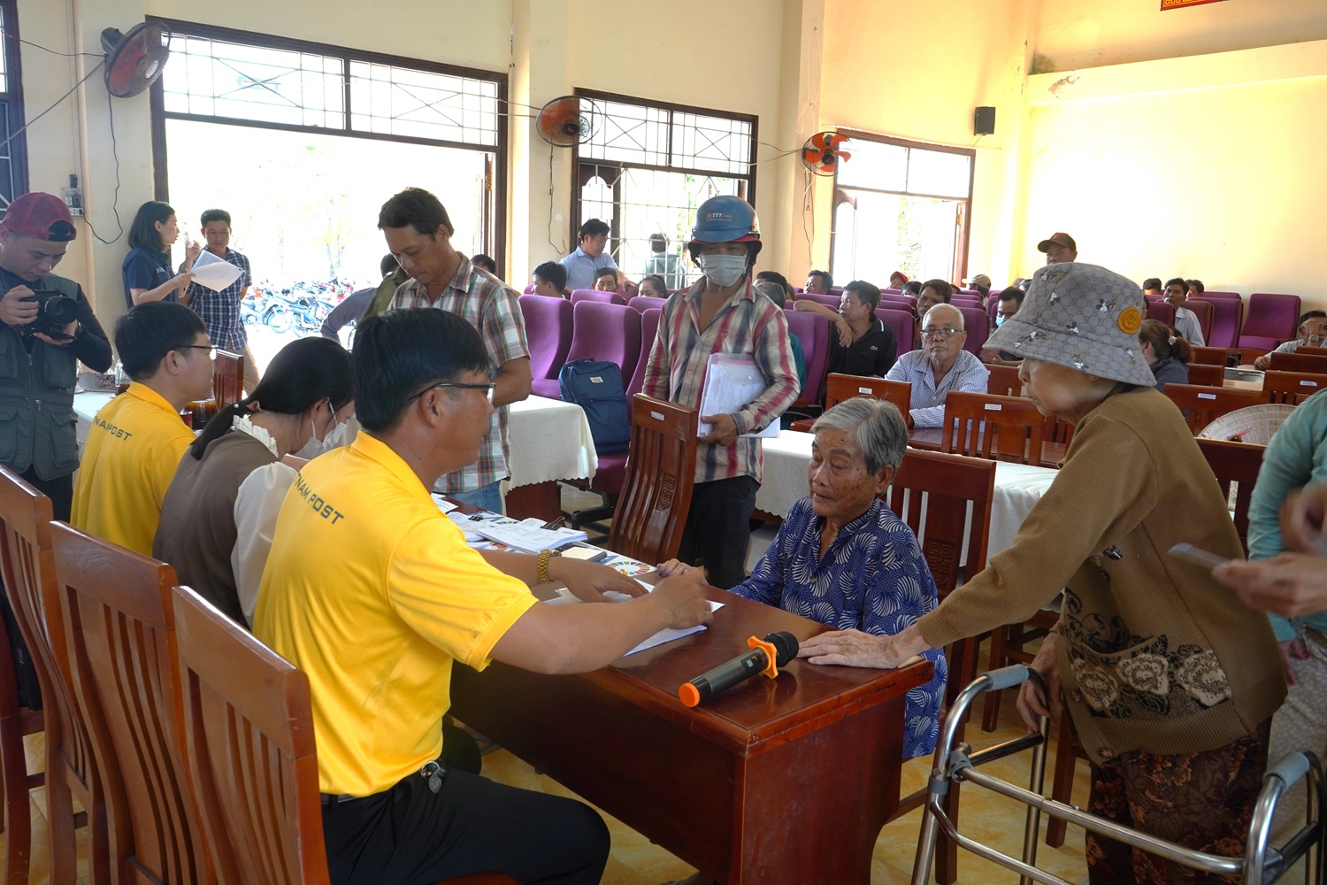 Người dân xã Khánh An nhận tiền hỗ trợ để mua nước sinh hoạt.