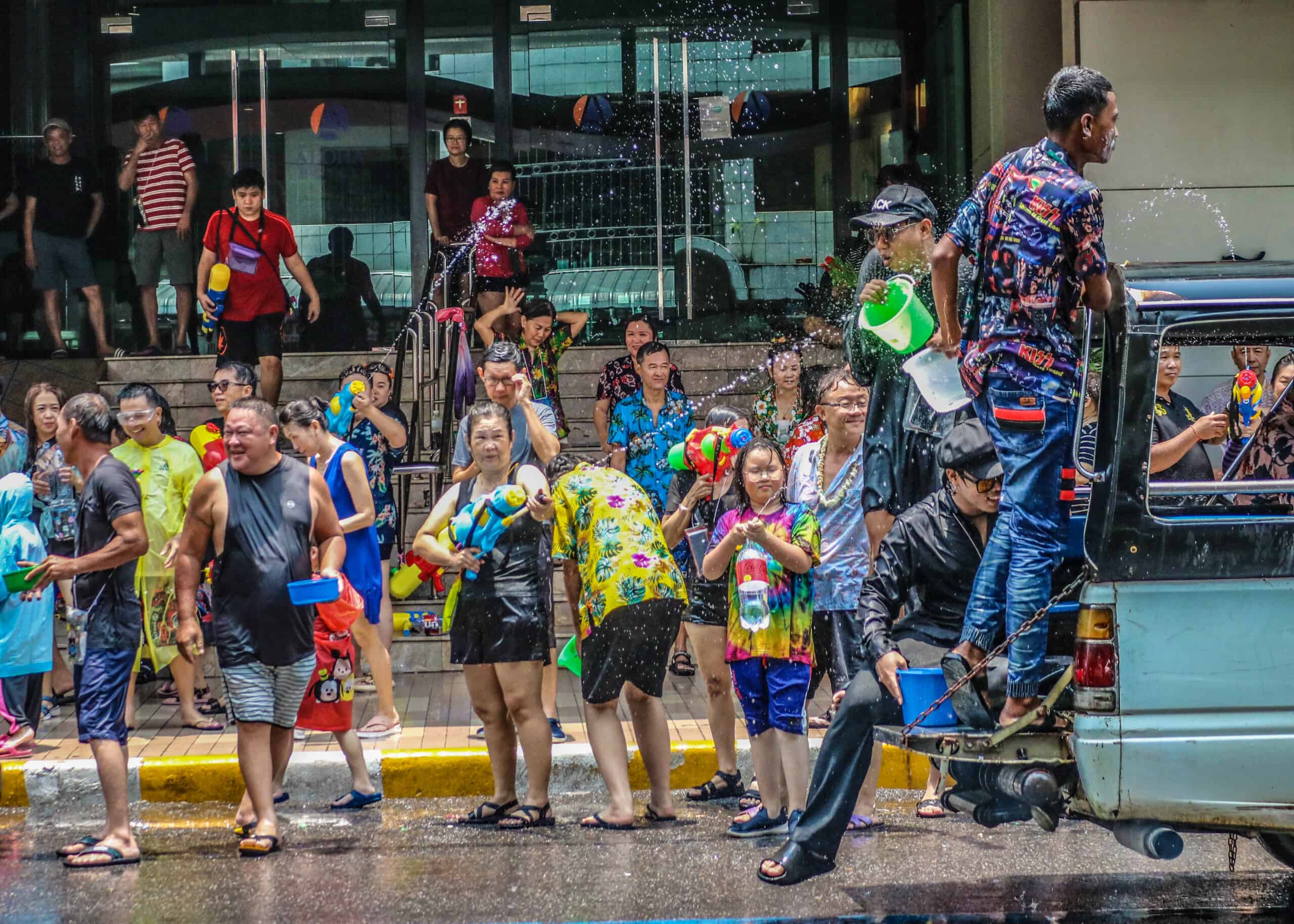 Lễ hội với hoạt động t&eacute; nước đặc trưng n&agrave;y diễn ra khắp nước nhưng bầu kh&ocirc;ng kh&iacute; đặc biệt s&ocirc;i động ở Bangkok.