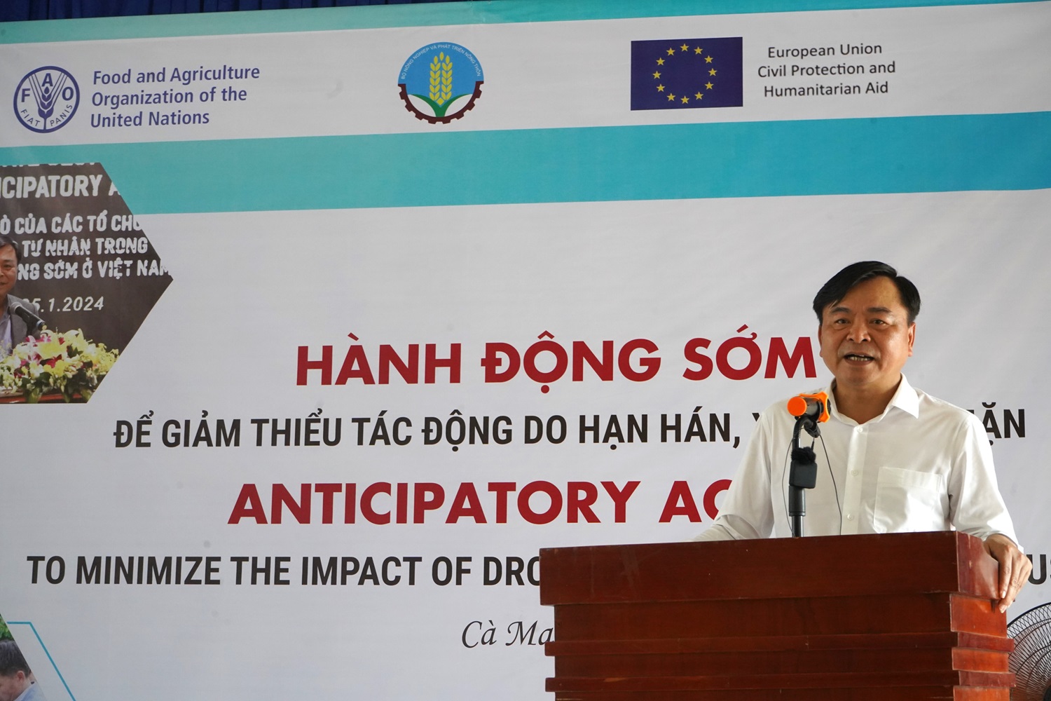 Thứ trưởng Nguyễn Ho&agrave;ng Hiệp:&nbsp;hiện vẫn c&ograve;n khoảng 50.000 hộ d&acirc;n n&ocirc;ng th&ocirc;n&nbsp; bị ảnh hưởng thiếu nước sinh hoạt.