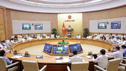Vietnam Prioritizes Economic Growth in 2024, Striving to Overcome Challenges