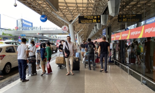 Nhiều đường bay vắng khách dịp cao điểm nghỉ lễ