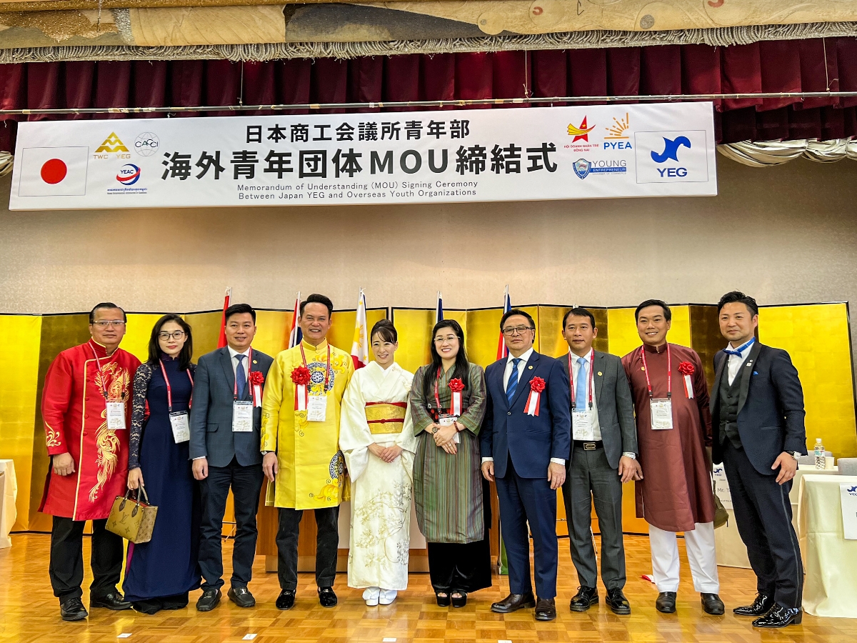 CEO Lưu Thị Thanh Mẫu (thứ 5 từ phải qua) chụp ảnh lưu niệm c&ugrave;ng đại biểu Hội Doanh nh&acirc;n Trẻ Việt Nam v&agrave; Hội Doanh nh&acirc;n Trẻ Nhật Bản trong lễ k&yacute; MOU.