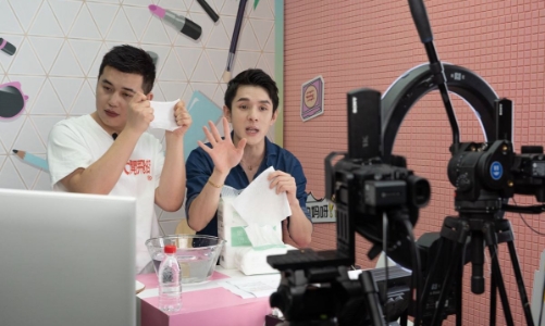 “Đổ xô” làm mẫu livestream: Việc nhẹ nhưng lương còn cao?