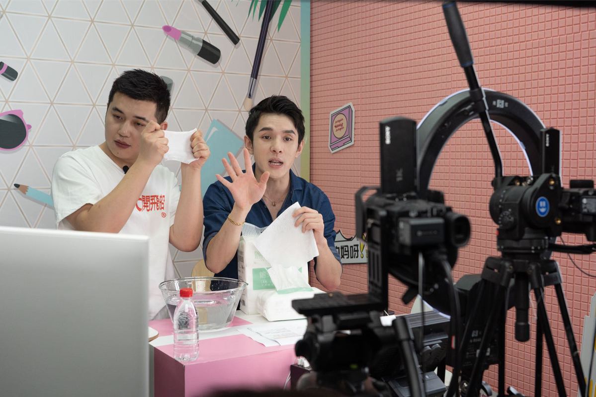 Thị trường phát trực tiếp được dự đoán sẽ tăng từ 71,63 tỷ USD vào năm 2023 lên 559,62 tỷ USD vào năm 2032, với tốc độ tăng trưởng kép hàng năm (CAGR) là 29,30% trong thời gian dự báo giai đoạn (2023 - 2032) - Ảnh minh họa.