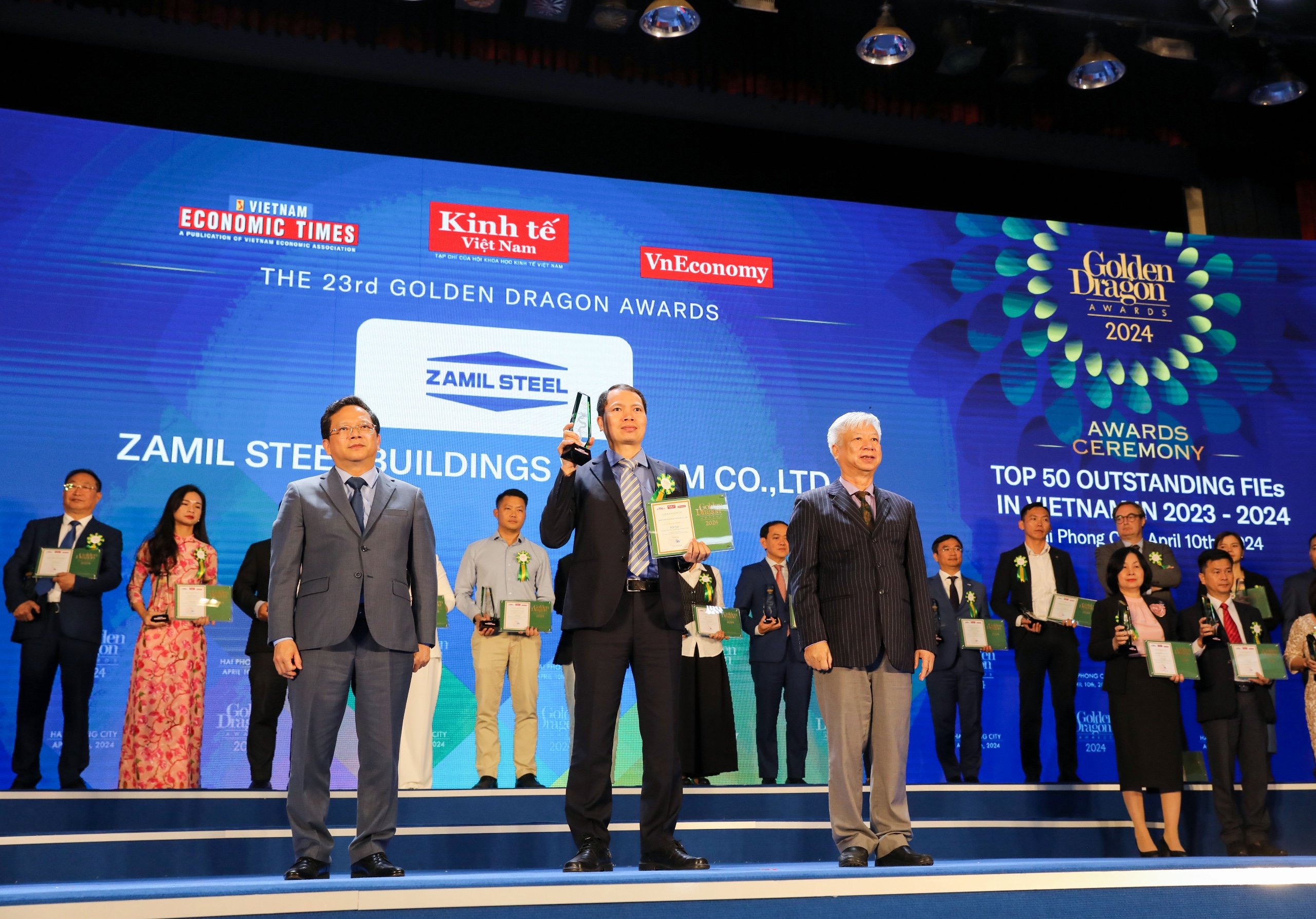 &Ocirc;ng Đ&agrave;o Quang B&iacute;nh, Tổng Gi&aacute;m đốc, Tổng Thư k&yacute; t&ograve;a soạn, Tạp ch&iacute; Kinh tế Việt Nam/VnEconomy/Vietnam Economic Times (h&agrave;ng đầu b&ecirc;n phải) v&agrave; &ocirc;ng Nguyễn&nbsp;Đức Hiển, Ph&oacute; Trưởng Ban Kinh tế Trung ương (h&agrave;ng đầu b&ecirc;n tr&aacute;i) trao&nbsp;Giải thưởng Rồng V&agrave;ng: TOP 50 Doanh nghiệp FDI ti&ecirc;u biểu cho c&aacute;c doanh nghiệp gồm:&nbsp;C&Ocirc;NG TY TNHH SIEMENS VIỆT NAM; C&Ocirc;NG TY TNHH SIGNIFY VIỆT NAM; C&Ocirc;NG TY TNHH SƠN TOA VIỆT NAM; C&Ocirc;NG TY &Ocirc; T&Ocirc; TOYOTA VIỆT NAM; THE LANDMARK VIETNAM; UNILEVER VIỆT NAM; C&Ocirc;NG TY CỔ PHẦN HỮU HẠN VEDAN VIỆT NAM; C&Ocirc;NG TY TNHH VSIP HẢI PH&Ograve;NG; C&Ocirc;NG TY TNHH CHỨNG KHO&Aacute;N YUANTA VIỆT NAM; C&Ocirc;NG TY TNHH NH&Agrave; TH&Eacute;P TIỀN CHẾ ZAMIL VIỆT NAM. Ảnh: Việt Dũng.