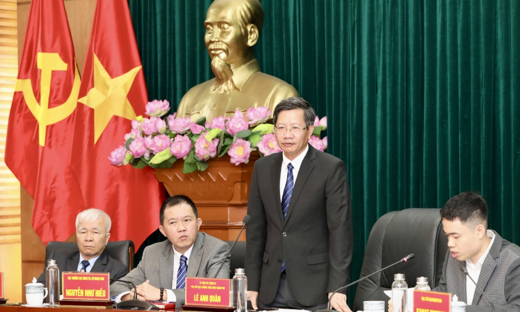 Ông Lê Anh Quân, Phó Chủ tịch Thường trực UBND TP. Hải Phòng giới thiệu về thành tựu phát triển kinh tế của Hải Phòng trong những năm qua. Ảnh: Việt Dũng.