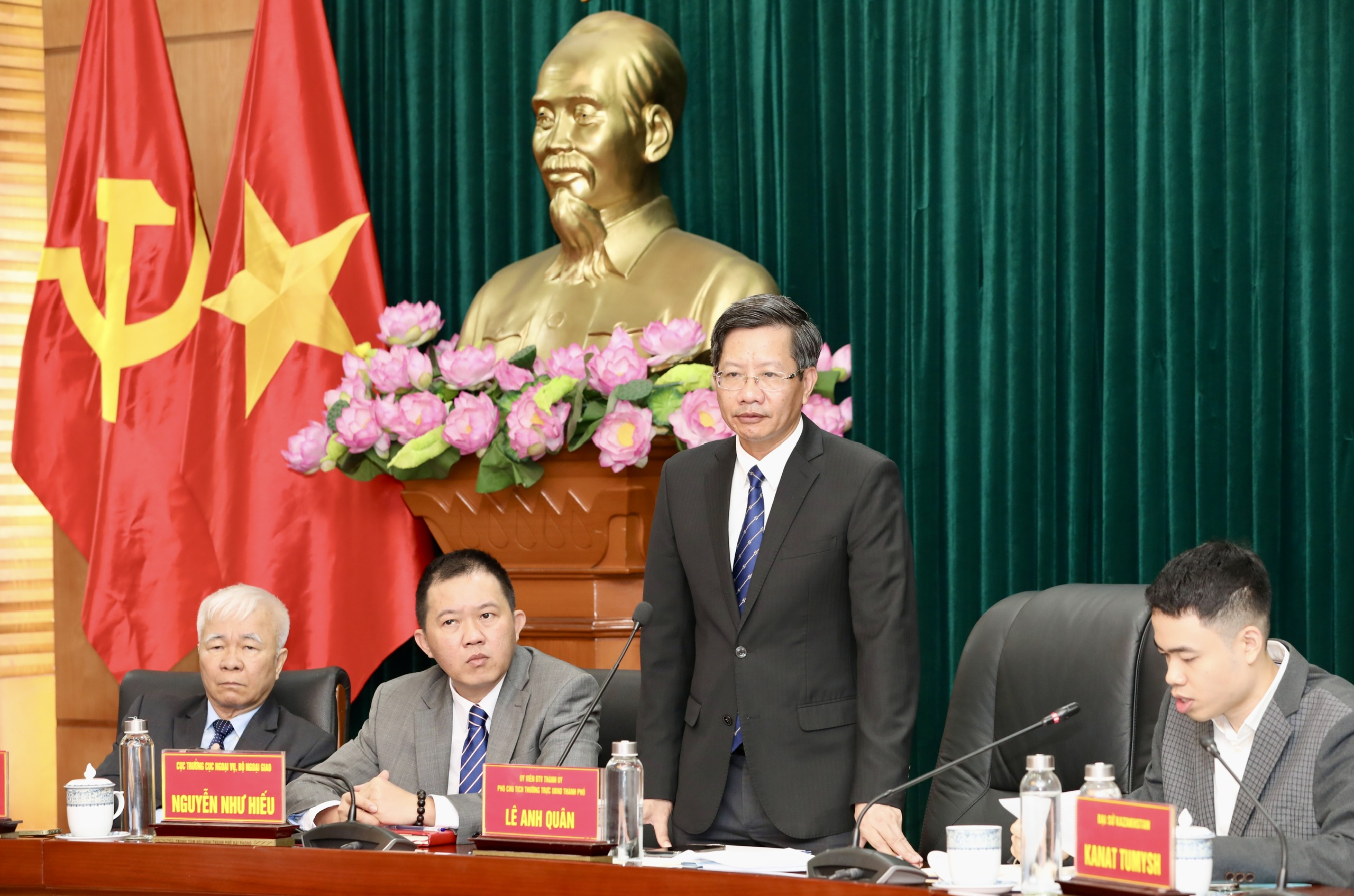 Ông  Lê Anh  Quân, Phó  Chủ  tịch Thường trực UBND TP. Hải  Phòng giới thiệu về thành tựu  phát triển kinh tế của Hải Phòng trong những năm  qua. Ảnh: Việt Dũng.