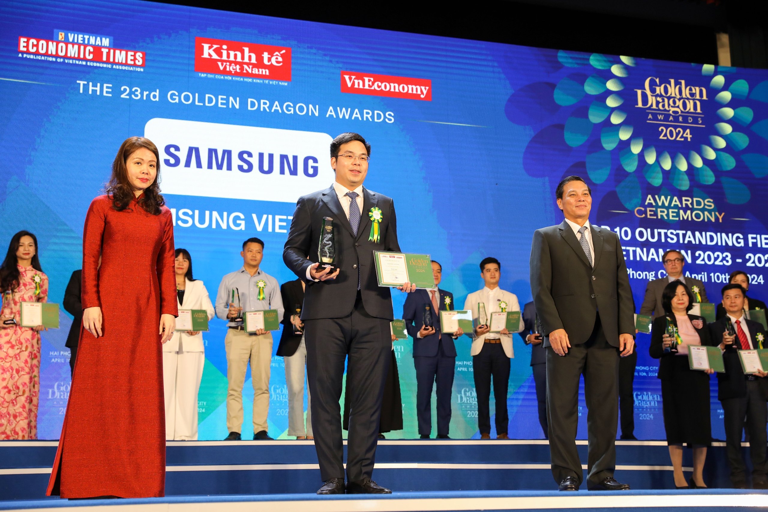 Thứ trưởng Bộ Ngoại giao Nguyễn Minh Hằng (h&agrave;ng đầu b&ecirc;n tr&aacute;i) v&agrave; &ocirc;ng Nguyễn Văn T&ugrave;ng, Ph&oacute; B&iacute; thư Th&agrave;nh ủy, Chủ tịch Uỷ ban nh&acirc;n d&acirc;n Th&agrave;nh phố Hải Ph&ograve;ng (h&agrave;ng đầu b&ecirc;n phải) trao&nbsp;TOP 10 thương hiệu xuất sắc gồm: TẬP ĐO&Agrave;N SAMSUNG VIỆT NAM; C&Ocirc;NG TY TNHH LG DISPLAY VIỆT NAM HẢI PH&Ograve;NG; C&Ocirc;NG TY TNHH INTEL PRODUCTS VIỆT NAM; QUALCOMM VIỆT NAM; HEINEKEN VIỆT NAM; NG&Acirc;N H&Agrave;NG TNHH MỘT TH&Agrave;NH VI&Ecirc;N HSBC (VIỆT NAM); C&Ocirc;NG TY TNHH LEGO MANUFACTURING VIỆT NAM; C&Ocirc;NG TY TNHH SCG VIỆT NAM; NG&Acirc;N H&Agrave;NG TNHH MỘT TH&Agrave;NH VI&Ecirc;N UNITED OVERSEAS BANK (VIỆT NAM); C&Ocirc;NG TY TNHH NƯỚC GIẢI KH&Aacute;T COCA-COLA VIỆT NAM. Ảnh: Việt Dũng.