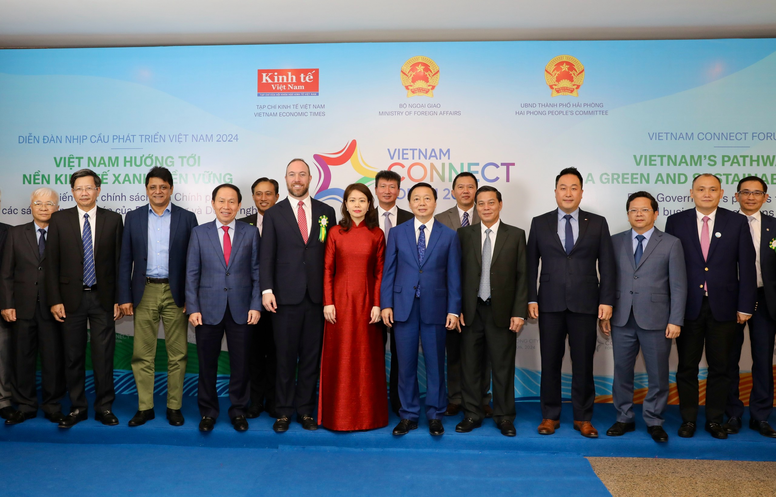 Phó Thủ tướng Trần Hồng Hà chụp ảnh lưu niệm cùng các đại biểu tham dự Diễn đàn Nhịp cầu phát triển Việt Nam 2024.