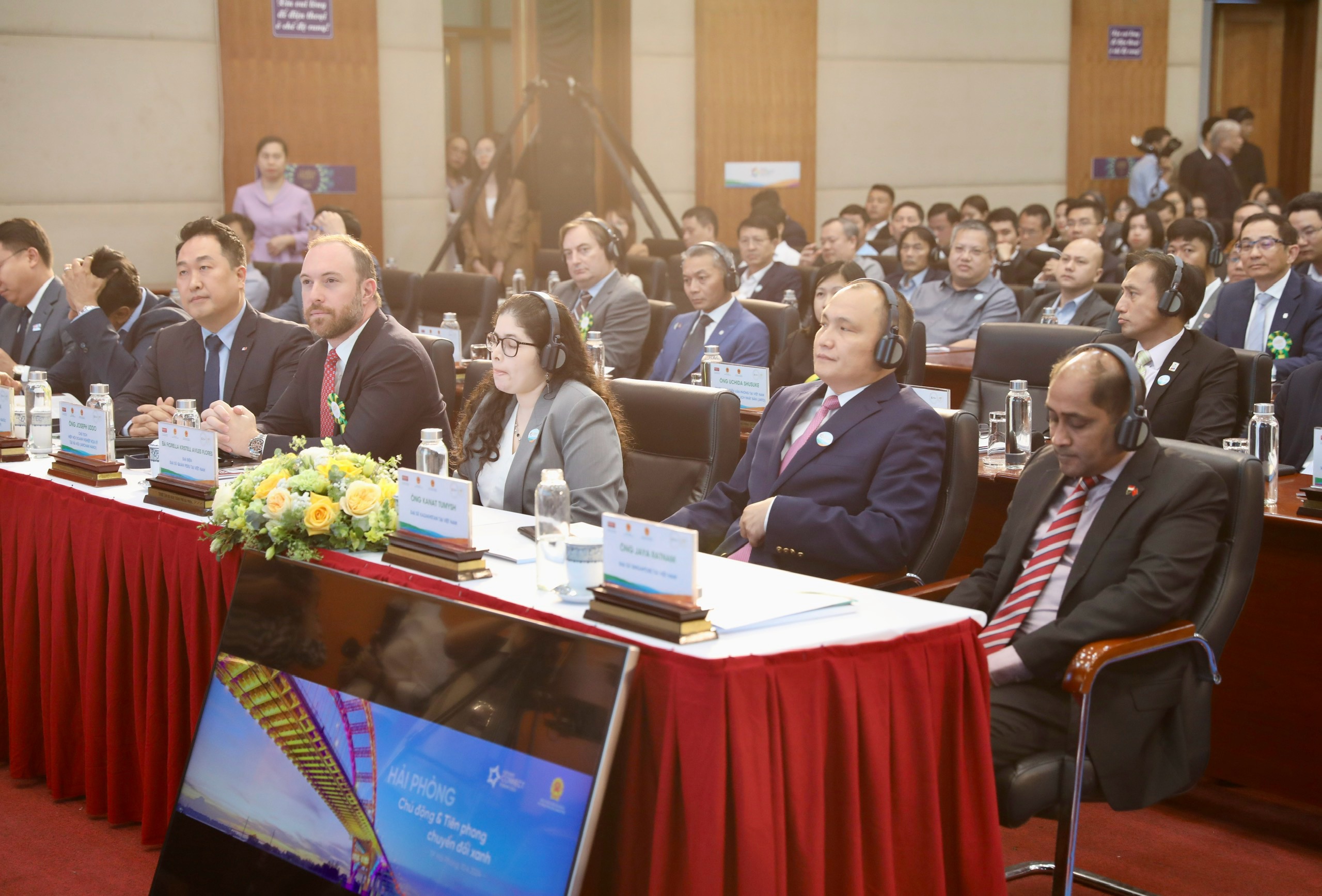 Các diễn giả tham dự Diễn đàn đánh giá cao sáng kiến của Ban tổ chức khi đưa ra nội dung thảo luận về kinh tế xanh.