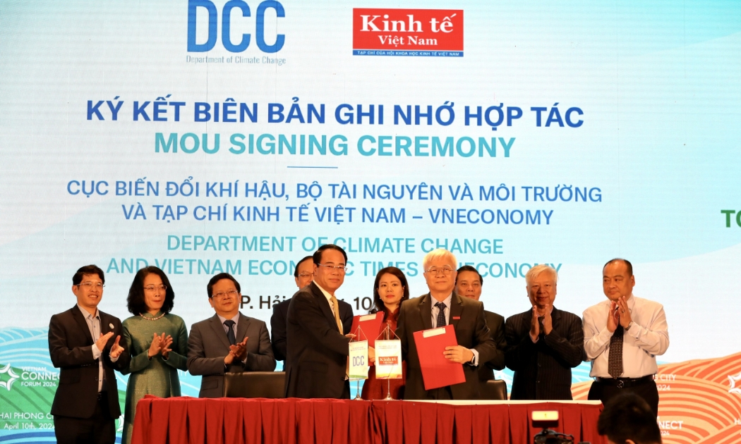 TS. Chử Văn Lâm, Tổng Biên tập Tạp chí Kính tế Việt Nam và TS Tăng Thế Cường, Cục trưởng Cục Biến đổi Khí hậu, Bộ Tài nguyên và Môi trường ký kết Biên bản ghi nhớ hợp tác về việc phối hợp triển khai các chương trình nâng cao nhận thức, năng lực và hành động hướng tới mục tiêu Netzero tại Việt Nam..