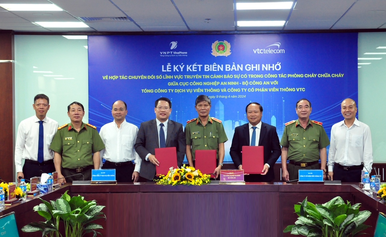 Lãnh đạo 3 bên chụp ảnh lưu niệm tại buổi lễ ký kết.