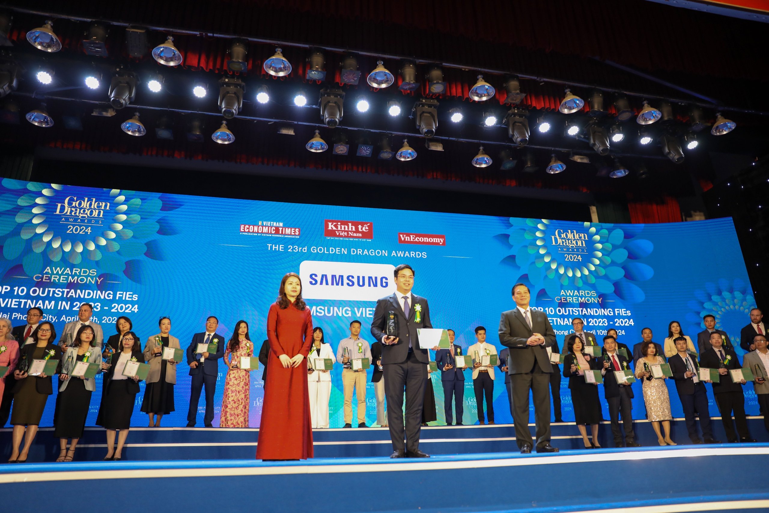 Các doanh nghiệp trong Top 50 tiếp theo gồm: HONDA VIỆT NAM; CÔNG TY TNHH CHỨNG KHOÁN MAYBANK; CÔNG TY TNHH BẢO HIỂM NHÂN THỌ MB AGEAS; McDONALD'S VIỆT NAM; CÔNG TY CỔ PHẦN MONDELEZ KINH ĐÔ VIỆT NAM; CÔNG TY TNHH NHÀ THÉP PEB; CÔNG TY TNHH PIAGGIO VIỆT NAM; ĐẠI HỌC RMIT VIỆT NAM; CÔNG TY TNHH SƠN SEAMASTER (VIỆT NAM); CÔNG TY TNHH BẢO HIỂM SHINHAN LIFE VIỆT NAM. Ảnh: Việt Dũng.