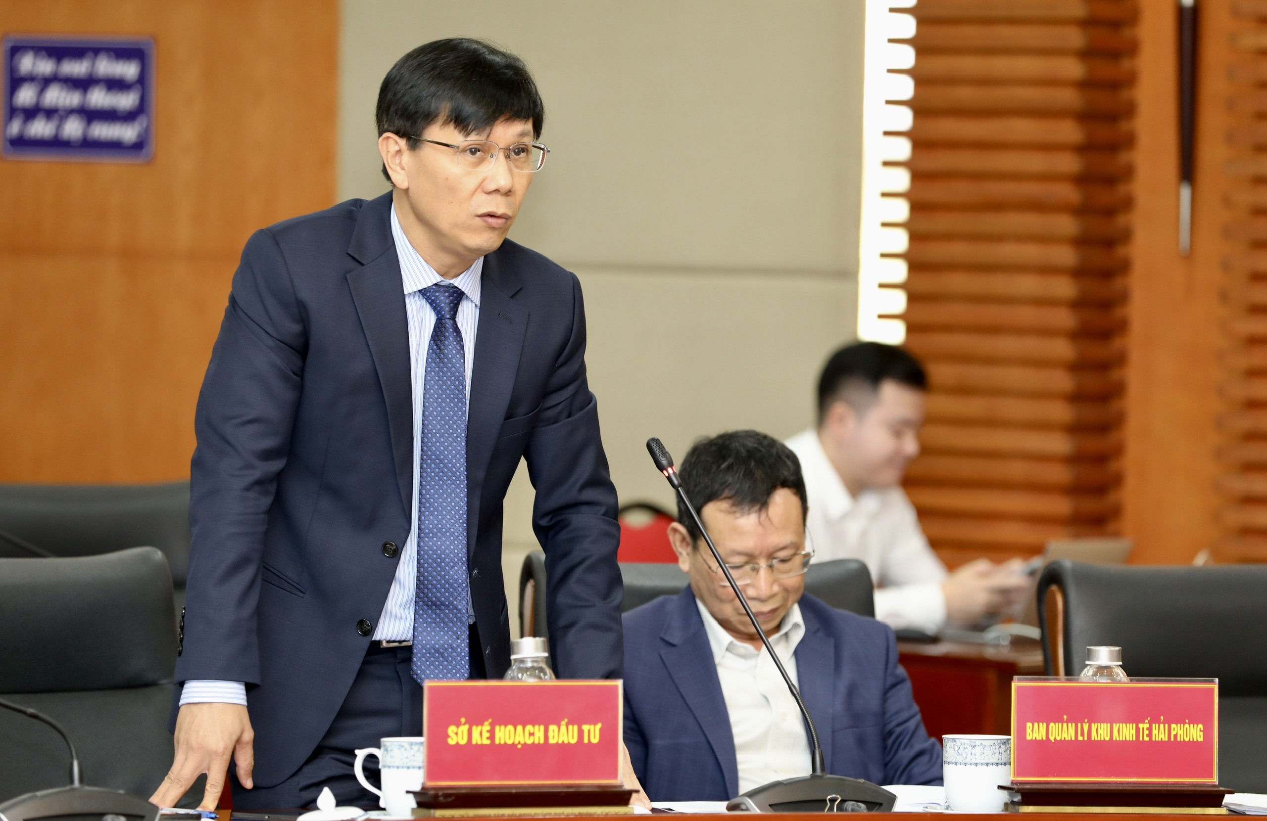 &Ocirc;ng&nbsp;B&ugrave;i Tiến Phong, Ph&oacute; Gi&aacute;m đốc Sở Kế hoạch v&agrave; Đầu tư Hải Ph&ograve;ng, ph&aacute;t biểu tại buổi gặp gỡ -&nbsp;&nbsp;Ảnh: Việt Dũng.