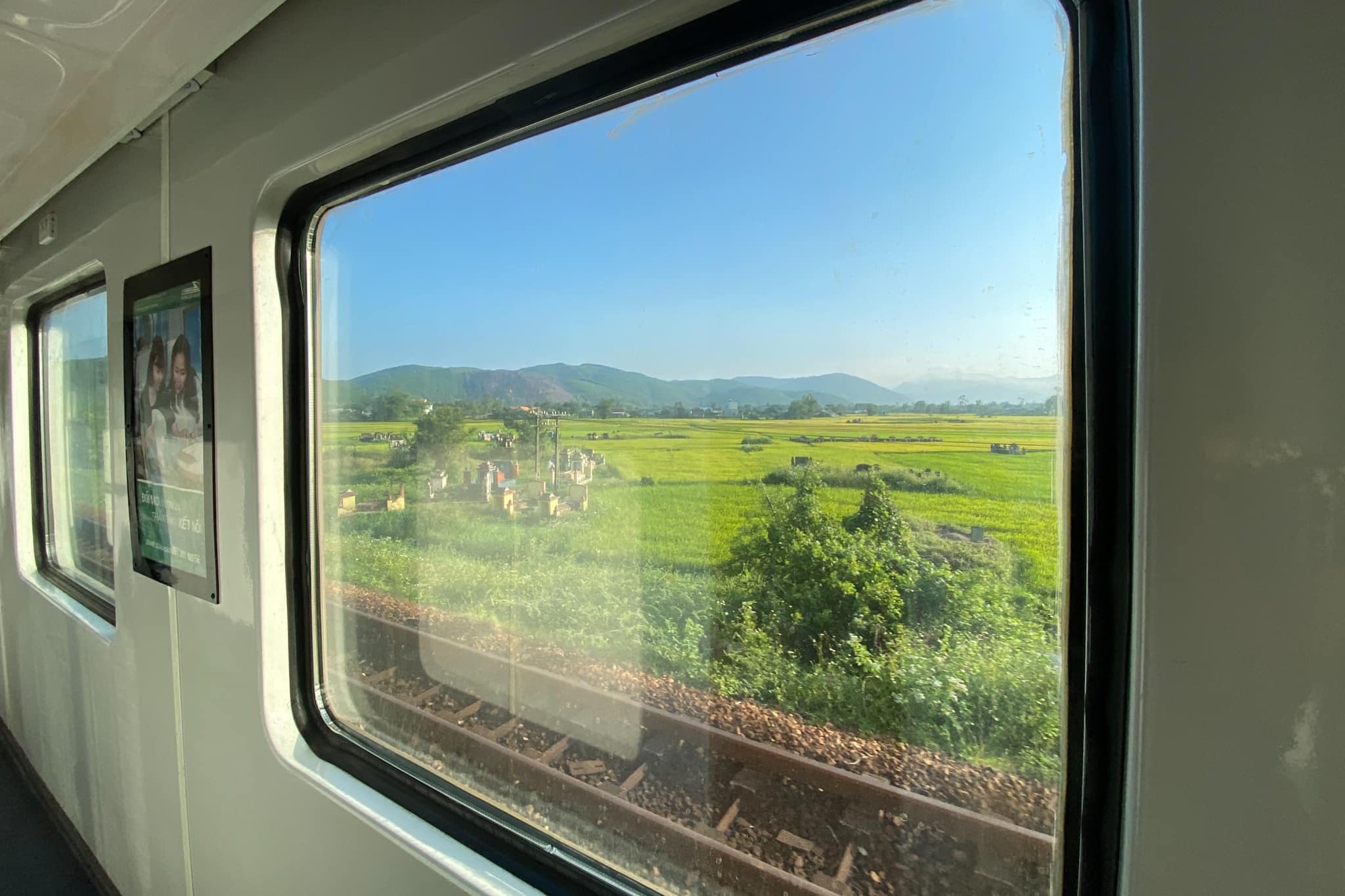 Di chuyển bằng tàu hỏa tuy mất nhiều thời gian hơn nhưng cũng là dịp để hành khách chậm rãi ngắm cảnh.