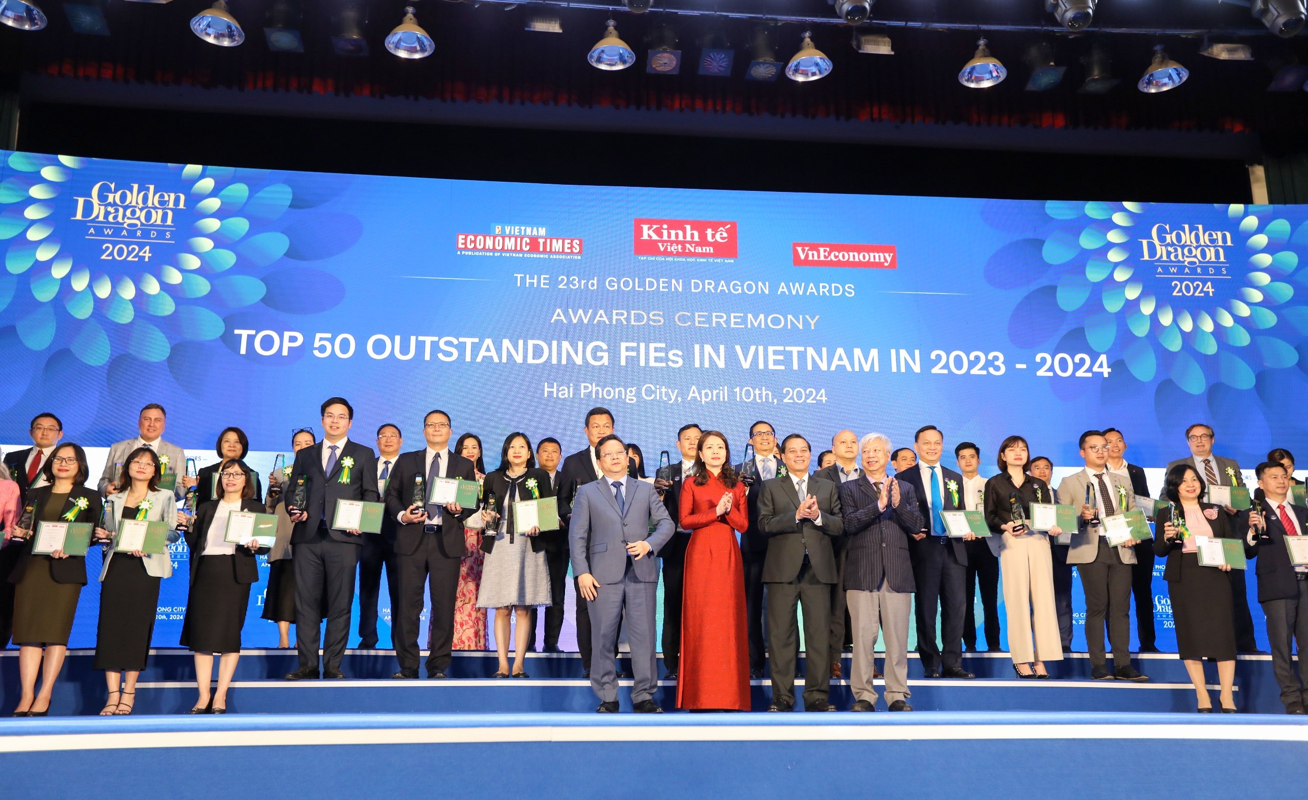 Các doanh nghiệp trong Top 50 còn có: TỔ HỢP KHU CÔNG NGHIỆP DEEP C; CÔNG TY TNHH CHUYỂN PHÁT NHANH DHL – VNPT; CÔNG TY TNHH FRASERS PROPERTY DEVELOPMENT SERVICES (VIỆT NAM); CÔNG TY TNHH BẢO HIỂM NHÂN THỌ FUBON VIỆT NAM; CÔNG TY TNHH BẢO HIỂM NHÂN THỌ FWD VIỆT NAM; CÔNG TY TNHH GAMUDA LAND VIỆT NAM; CÔNG TY TNHH BẢO HIỂM NHÂN THỌ GENERALI VIỆT NAM; CÔNG TY CỔ PHẦN NĂNG LƯỢNG MÔI TRƯỜNG THIÊN Ý HÀ NỘI; CÔNG TY TNHH BẢO HIỂM HANWHA LIFE VIỆT NAM; CÔNG TY TNHH MTV HERBALIFE VIỆT NAM. Ảnh: Việt Dũng.