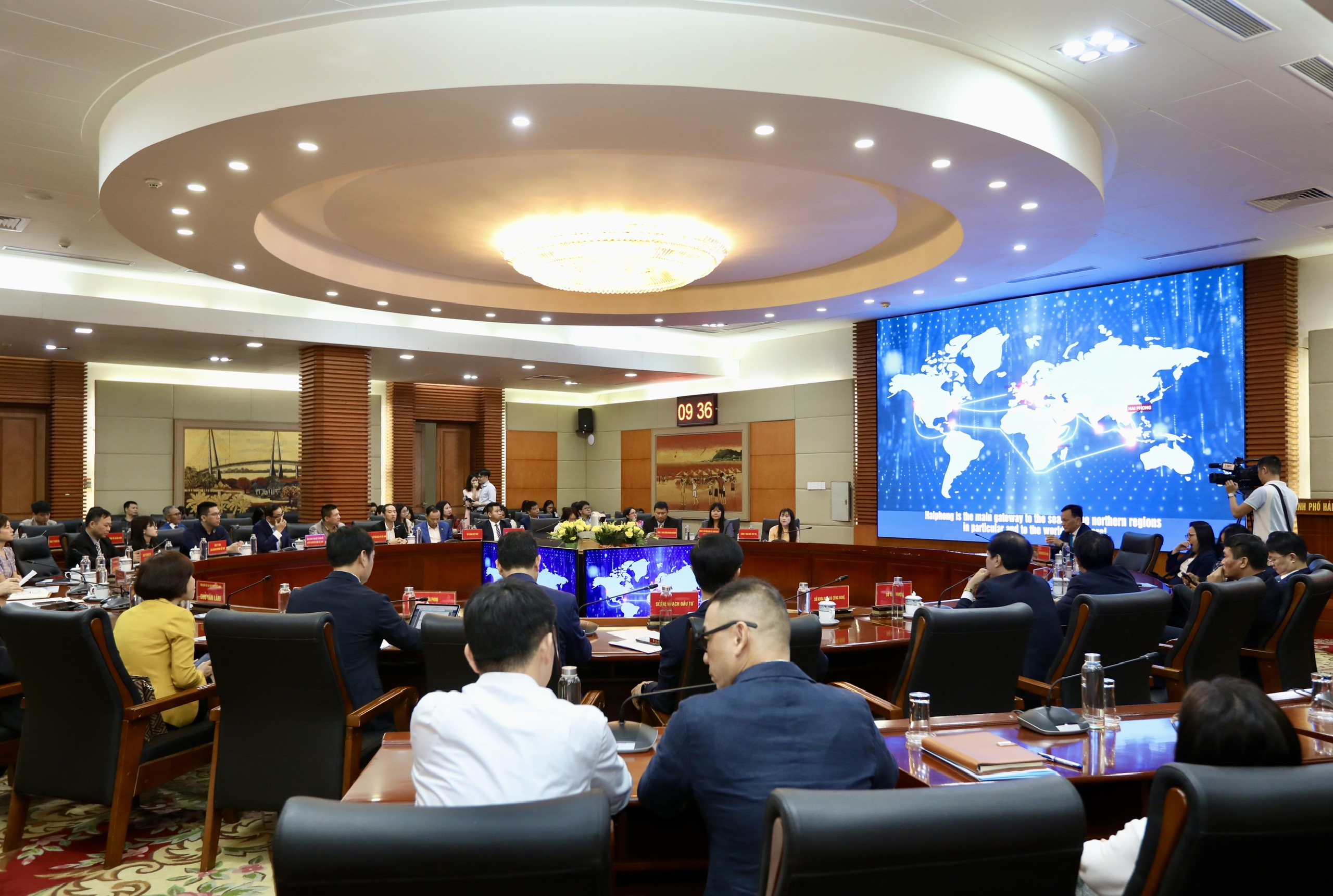 Đây là sự kiện nằm trong khuôn khổ Diễn đàn Nhịp cầu Phát triển Việt Nam (Vietnam Connect Forum) năm 2024 (lần thứ 4) do Bộ Ngoại giao, Tạp chí Kinh tế Việt Nam và Ủy ban Nhân dân Thành phố Hải Phòng phối hợp tổ chức, sẽ diễn ra vào ngày 10/4. Sự kiện đã thu hút rất đông sự chú ý quan tâm của các doanh nghiệp FDI đang có mặt tại Hải Phòng cũng như nhiều tỉnh, thành khác. Ảnh: Việt  Dũng.