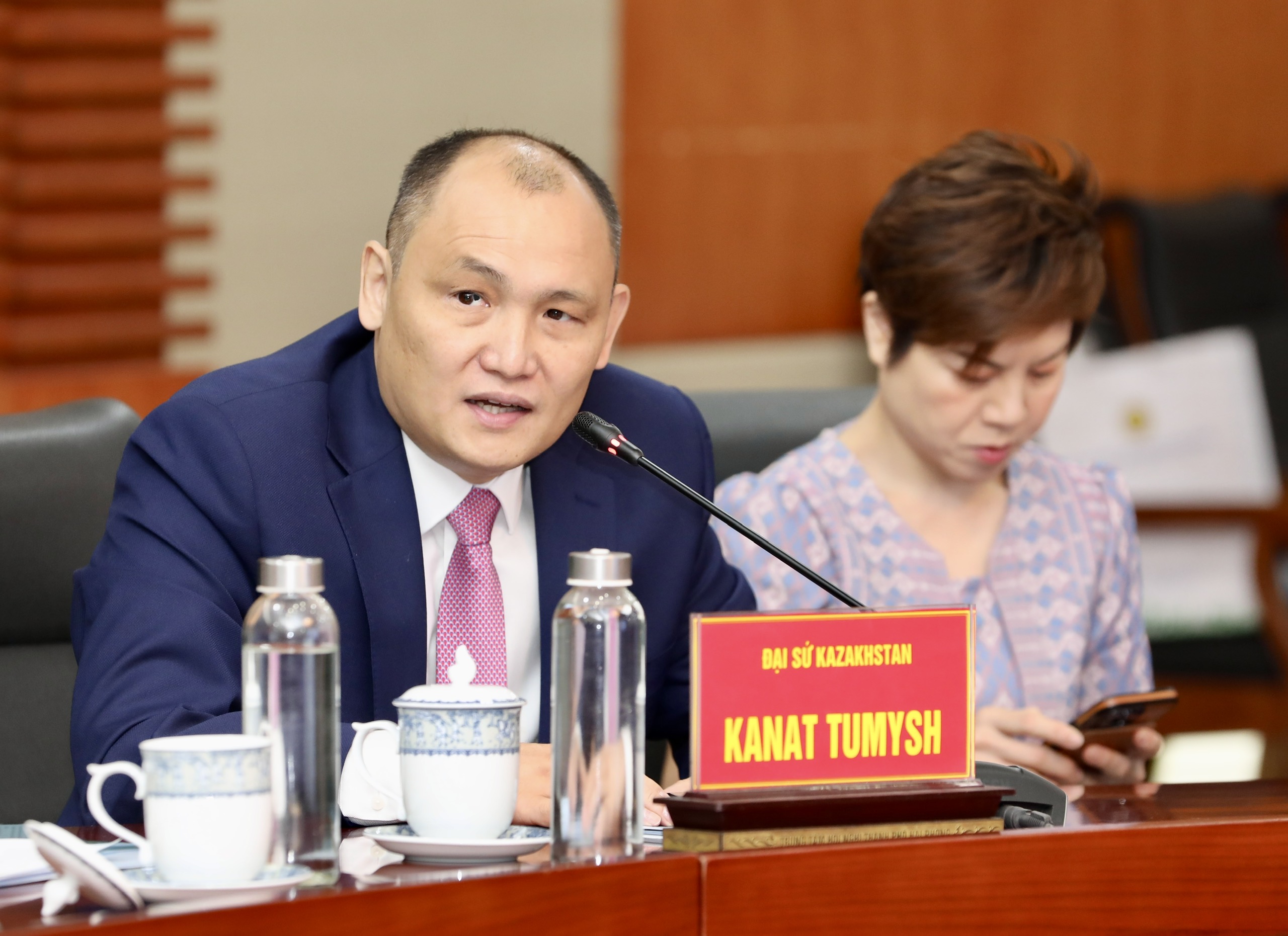 &Ocirc;ng Kanat Tumysh, Đại sứ Kazakhstan tại Việt Nam, đ&aacute;nh gi&aacute; rất cao nỗ lực ph&aacute;t triển của Hải Ph&ograve;ng n&oacute;i ri&ecirc;ng v&agrave; Việt Nam n&oacute;i chung. Đại sứ đề nghị Việt Nam v&agrave; TP. Hải Ph&ograve;ng x&acirc;y dựng 1 tuyến đường sắt tới ch&acirc;u &Acirc;u từ Hải Ph&ograve;ng qua C&ocirc;n Minh Trung Quốc. Đại sứ cũng mong muốn doanh nh&acirc;n Hải Ph&ograve;ng hợp t&aacute;c với Kazakhstan. Ở Việt Nam đ&atilde; c&oacute; sự hiện diện của c&aacute;c doanh nghiệp Kazakhstan, ch&uacute;ng t&ocirc;i muốn th&uacute;c đẩy sự quan hệ hợp t&aacute;c n&agrave;y l&ecirc;n tầm cao.