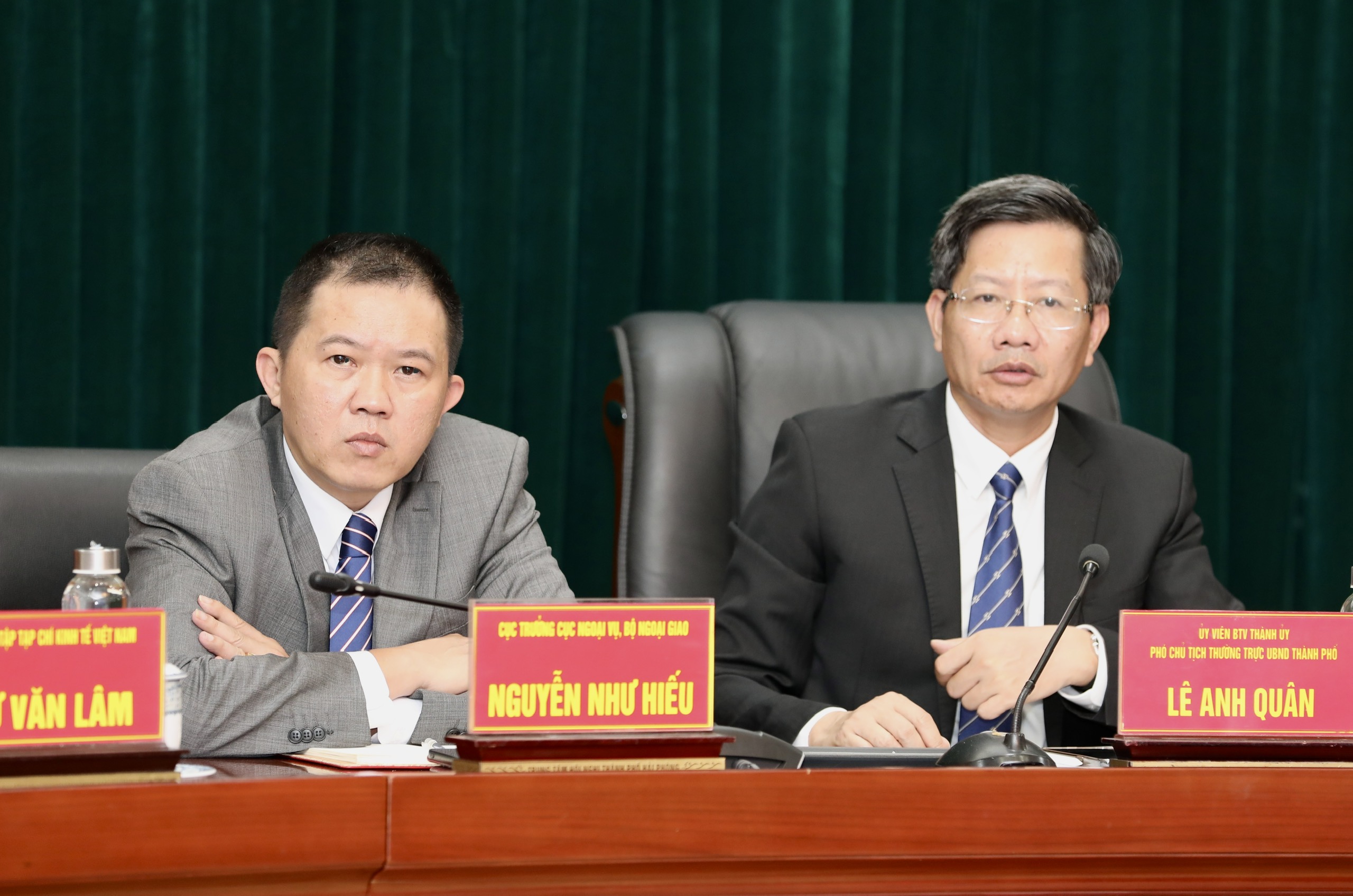Ông Nguyễn Như Hiếu, Cục trưởng Cục Ngoại vụ, Bộ Ngoại giao (bên trái) và ông Lê Anh Quân, Phó Chủ tịch UBND TP.Hải Phòng (bên phải) tại cuộc gặp gỡ sáng 10/4/2024. Theo lãnh đạo thành phố Hải Phòng, năm 2023, trong bối cảnh khó khăn chung của kinh tế thế giới và trong nước, tốc độ tăng tổng sản phẩm trên địa bàn (GRDP) của thành phố đạt 10,34%, là năm thứ 9 Hải Phòng giữ mức tăng trưởng hai con số; Kim ngạch xuất khẩu đạt 31 tỷ USD, sản lượng hàng hóa thông qua cảng đạt 170 triệu tấn. Hải Phòng cũng là một điểm sáng trong thu hút đầu tư trực tiếp nước ngoài (FDI) và luôn duy trì đứng trong top đầu cả nước. 