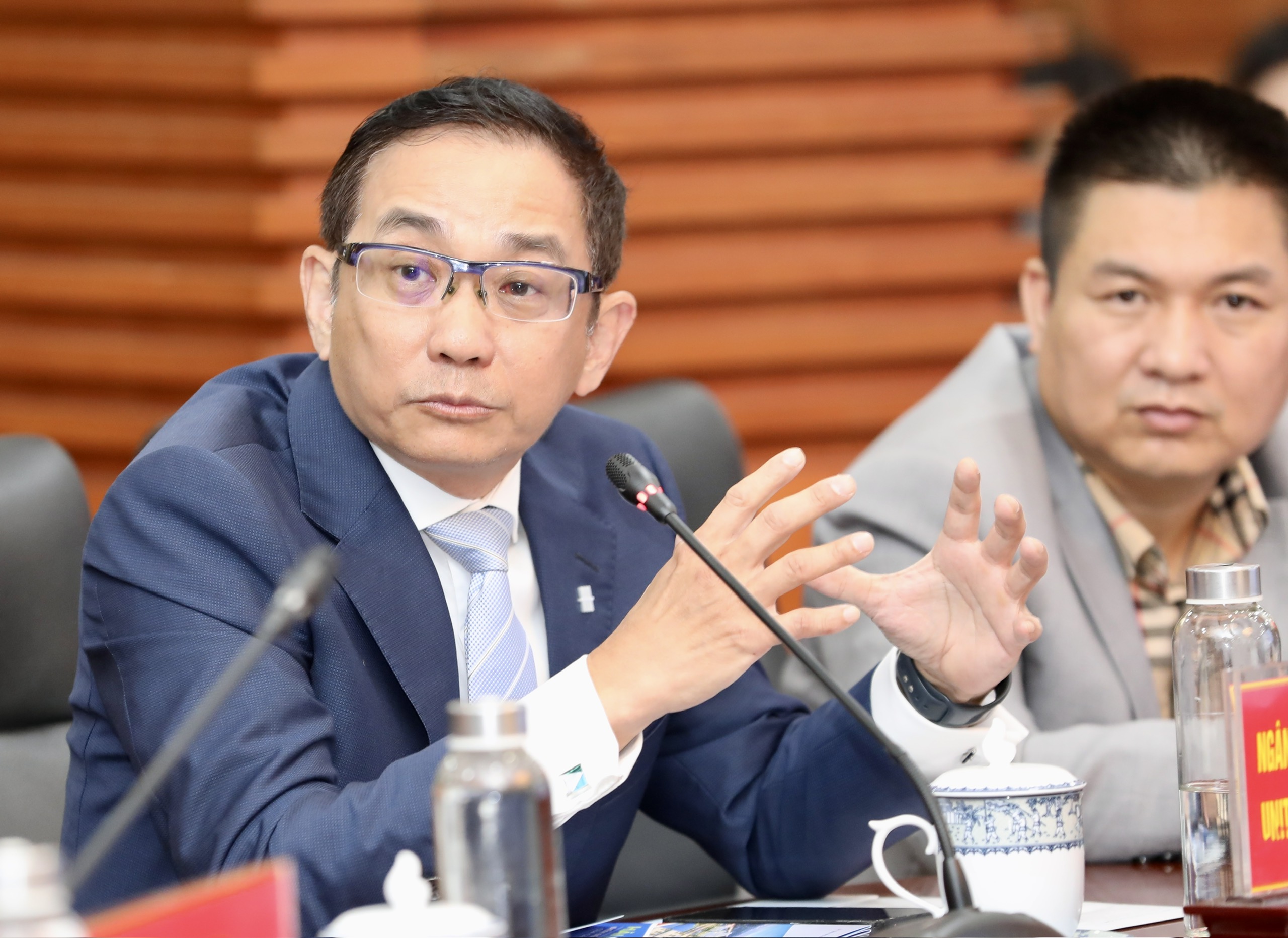 Dành sự quan tâm đặc biệt lớn tới thành phố Cảng Hải Phòng, Tổng Giám đốc Ngân hàng UOB Việt Nam, ông Victor Ngo, muốn tìm hiểu về  trung tâm hành chính 1 cửa giải quyết các yêu cầu của nhà đầu tư. Theo ông Victor Ngo, với một thành phố lớn như Hải Phòng thì trung tâm hành chính 1 cửa sẽ đóng vai trò rất quan trọng, các nhà đầu tư sẽ tiết kiệm được rất nhiều thời gian khi muốn đầu tư, xây dựng dự án tại đây. 