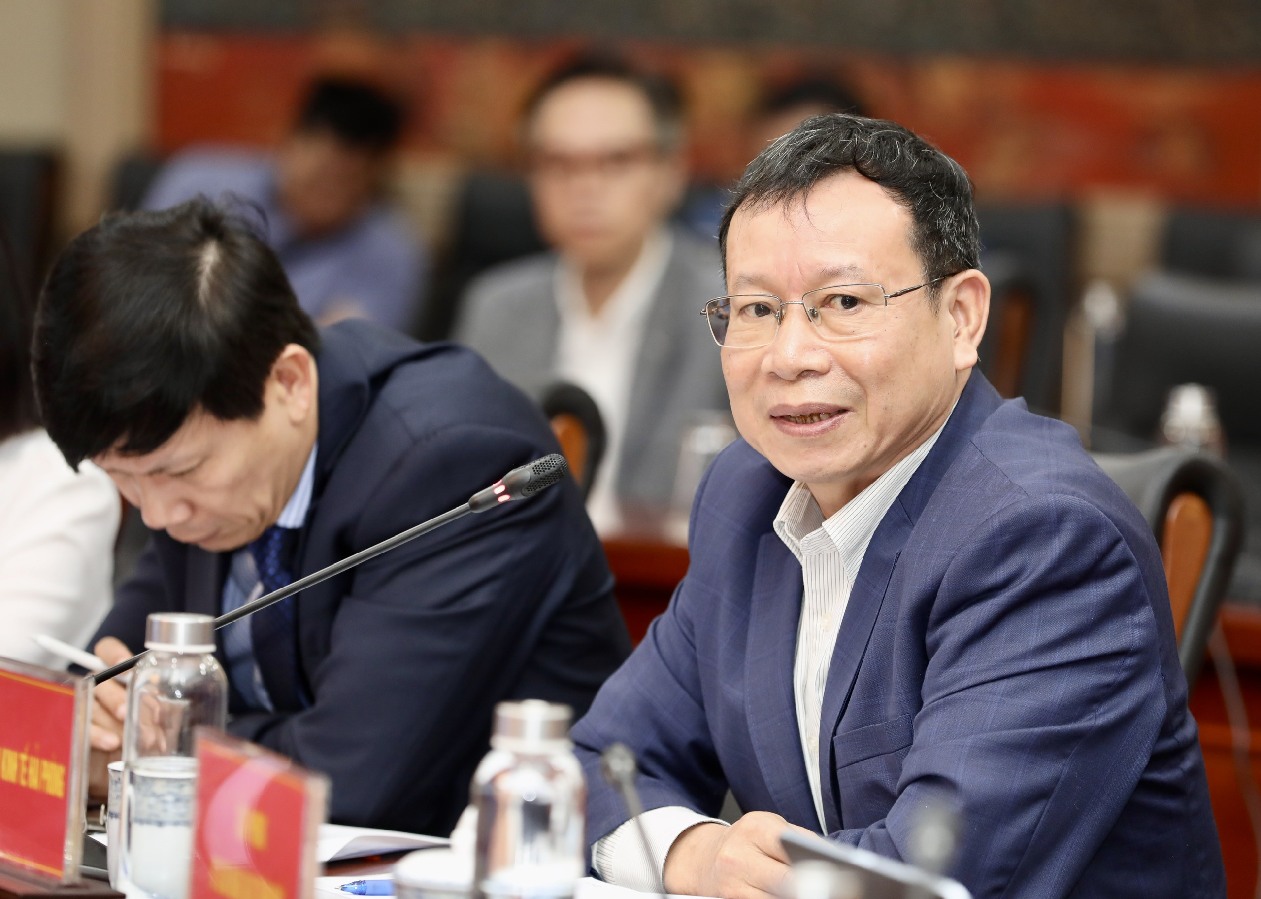 Ông Bùi Ngọc Hải, Phó Trưởng ban Ban Quản lý Khu Kinh tế Hải Phòng, giải  đáp các câu hỏi của các nhà đầu tư.