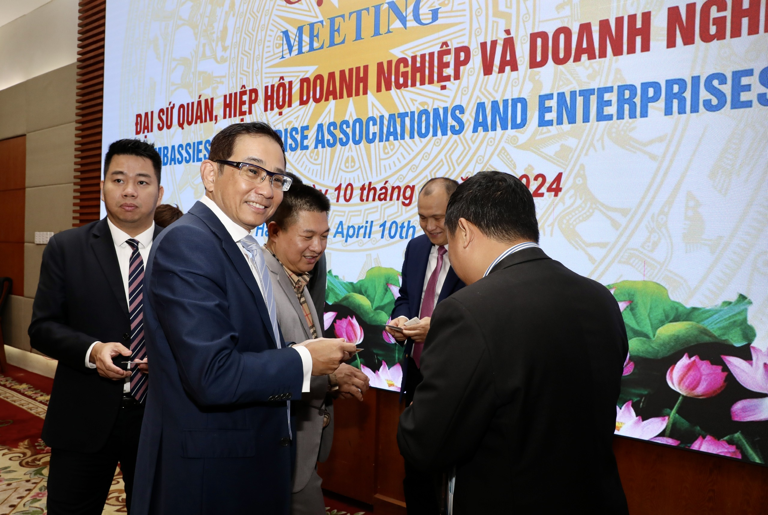 Kết thúc buổi gặp gỡ, lãnh đạo thành phố Hải Phòng, lãnh đạo các đại sứ quán cũng như các doanh nghiệp đã dành thời gian trò truyện, trao đổi thông tin. Các đại biểu đều cho rằng, Diễn đàn Nhịp cầu Phát triển Việt Nam (Vietnam Connect Forum) năm 2024 là một sự kiện lớn và có uy tín. Đây cũng là cơ hội để các doanh nghiệp và chính quyền các địa phương tìm được tiếng nói chung trên hành trình phát triển xanh, bền vững. 