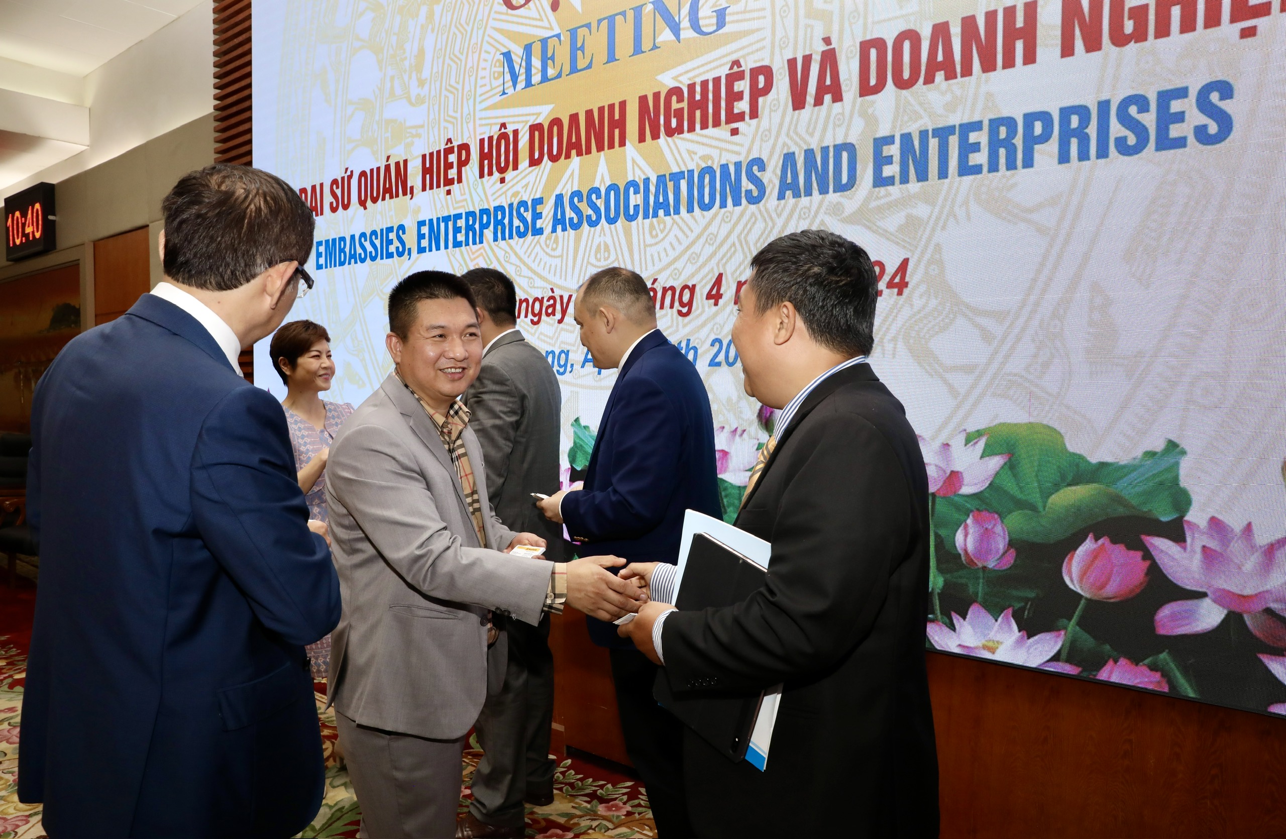 Lãnh đạo thành phố Hải Phòng gặp gỡ và lắng nghe ý kiến của doanh nghiệp trong khuôn khổ Vietnam Connect 2024 với chủ đề "Việt Nam hướng tới nền kinh tế xanh và bền vững: Từ chiến lược, chính sách của Chính phủ tới sáng kiến, giải pháp của Địa phương và Doanh nghiệp". Ảnhh: Việt Dũng.